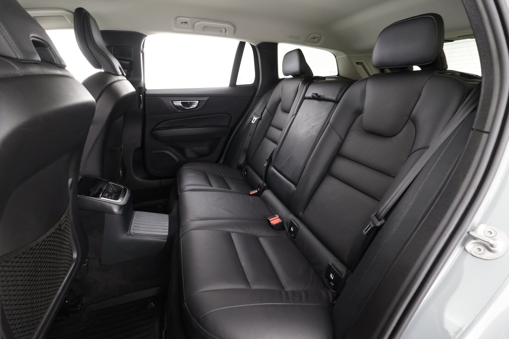 Volvo V60 2024 T6 AWD Long Range Plus Dark aut * Koukku / ACC / Full-LED / P.Kamera / Sportnahat Muistilla / Kaistavahti / Keyless * - 1-om Suomi-auto / 2x Latauskaapelit / Kahdet renkaat - HULLUT JOULUT KORKOTARJOUS 2,49% 