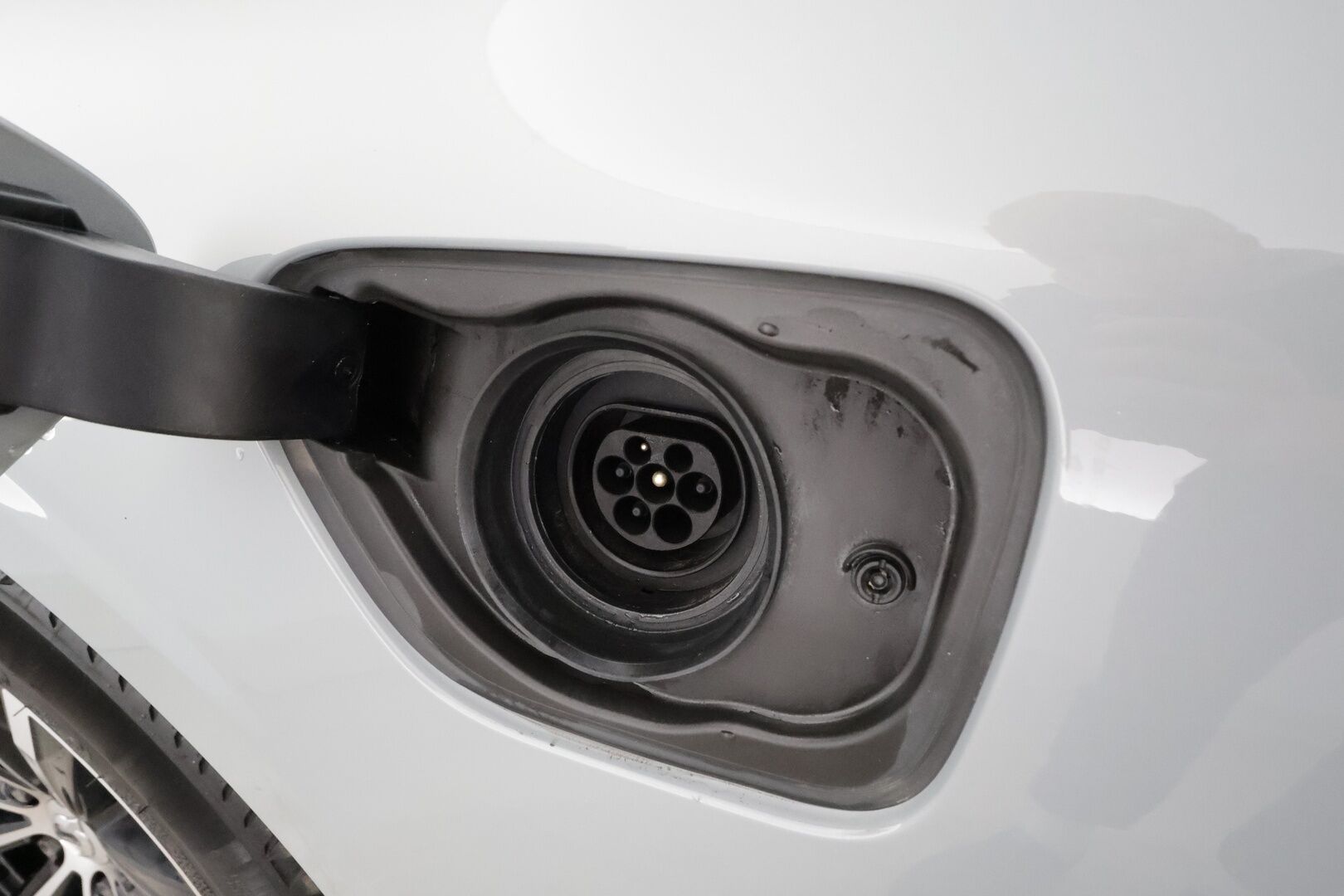 Volvo V60 2024 T6 AWD Long Range Plus Dark aut * Koukku / ACC / Full-LED / P.Kamera / Sportnahat Muistilla / Kaistavahti / Keyless * - 1-om Suomi-auto / 2x Latauskaapelit / Kahdet renkaat - HULLUT JOULUT KORKOTARJOUS 2,49% 