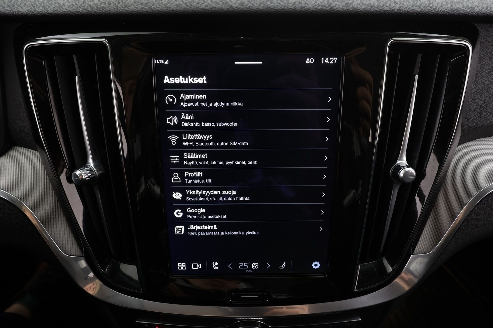 Volvo V60 2024 T6 AWD Long Range Plus Dark aut * Koukku / ACC / Full-LED / P.Kamera / Sportnahat Muistilla / Kaistavahti / Keyless * - 1-om Suomi-auto / 2x Latauskaapelit / Kahdet renkaat - HULLUT JOULUT KORKOTARJOUS 2,49% 