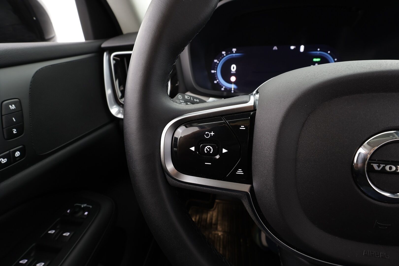 Volvo V60 2024 T6 AWD Long Range Plus Dark aut * Koukku / ACC / Full-LED / P.Kamera / Sportnahat Muistilla / Kaistavahti / Keyless * - *1-om Suomi-auto / 2x Latauskaapelit / Kahdet renkaat*