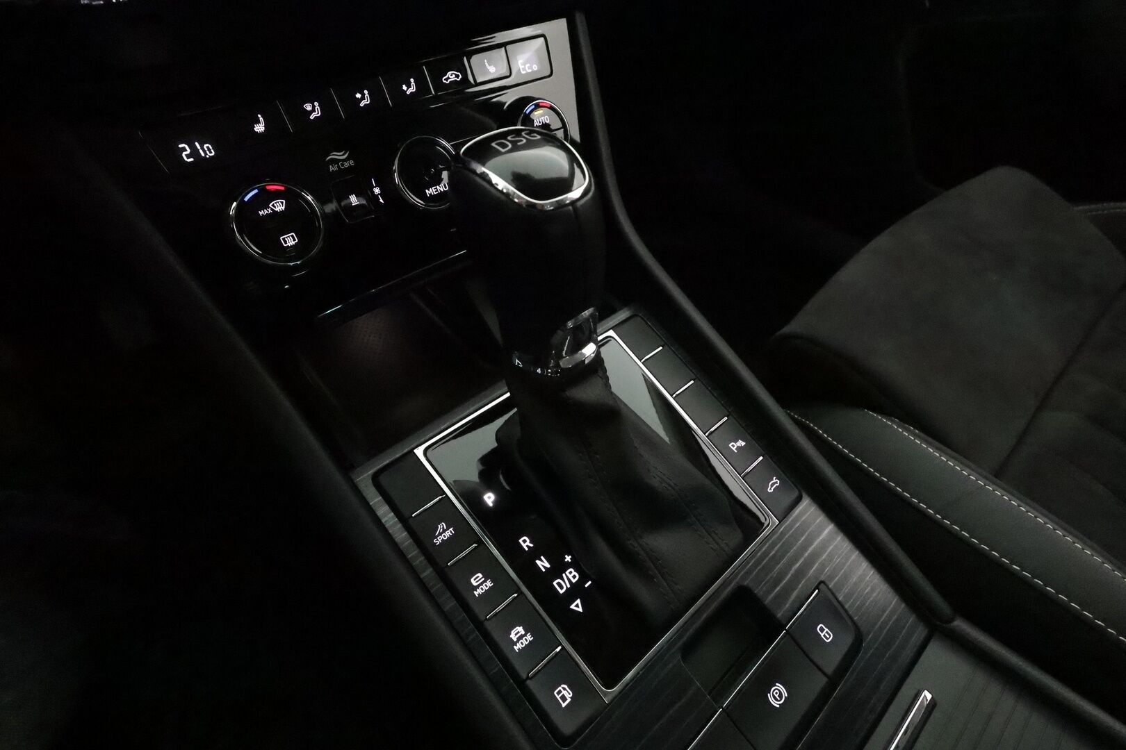 Skoda Superb 2020 Combi 1,4 TSI PHEV Style iV DSG **Webasto / Koukku / ACC / Matrix-LED / P.kamera / Hierova Sportpenkki Muistilla** - 2x Latauskaapelit / Kahdet Renkaat