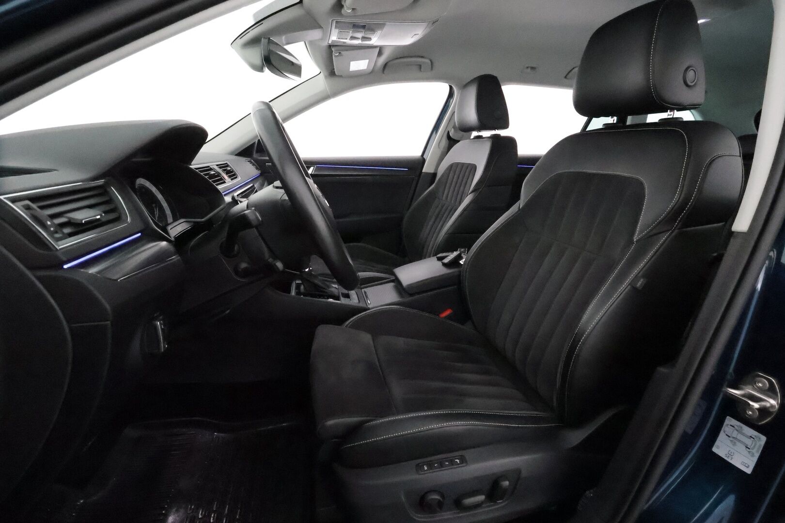 Skoda Superb 2020 Combi 1,4 TSI PHEV Style iV DSG **Webasto / Koukku / ACC / Matrix-LED / P.kamera / Hierova Sportpenkki Muistilla** - 2x Latauskaapelit / Kahdet Renkaat