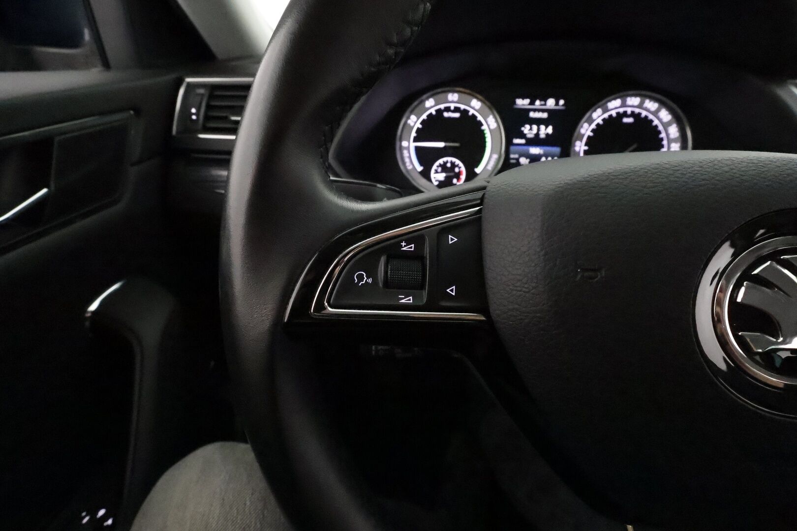 Skoda Superb 2020 Combi 1,4 TSI PHEV Style iV DSG **Webasto / Koukku / ACC / Matrix-LED / P.kamera / Hierova Sportpenkki Muistilla** - 2x Latauskaapelit / Kahdet Renkaat
