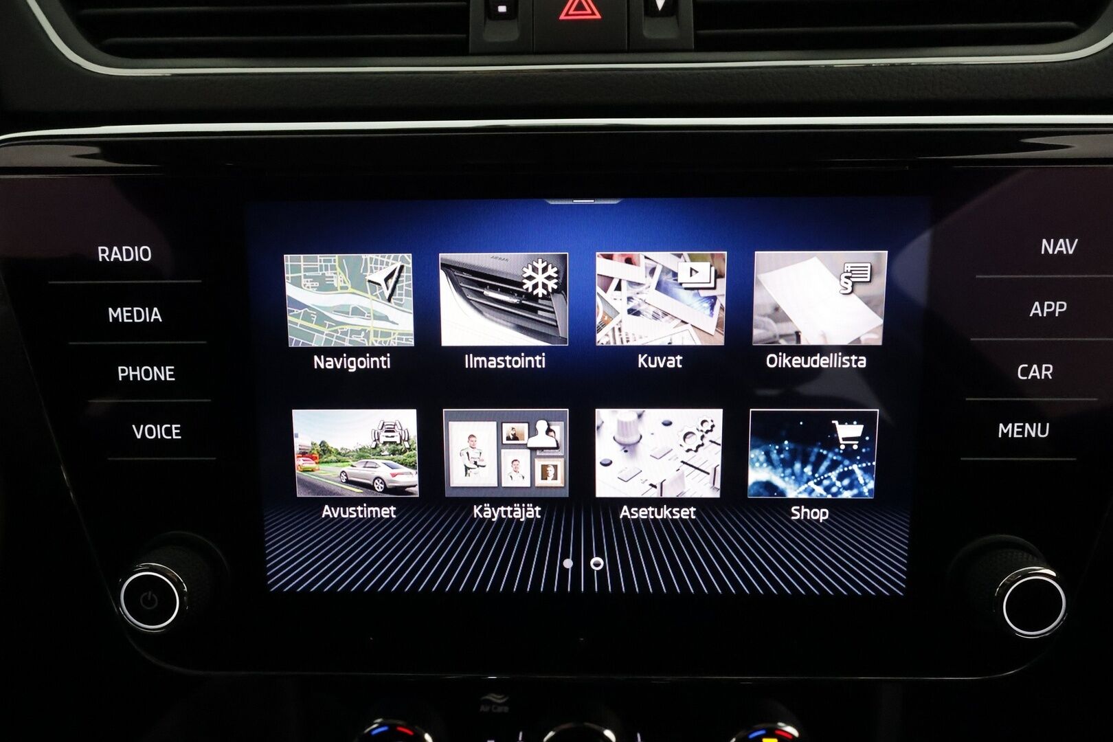 Skoda Superb 2020 Combi 1,4 TSI PHEV Style iV DSG **Webasto / Koukku / ACC / Matrix-LED / P.kamera / Hierova Sportpenkki Muistilla** - 2x Latauskaapelit / Kahdet Renkaat