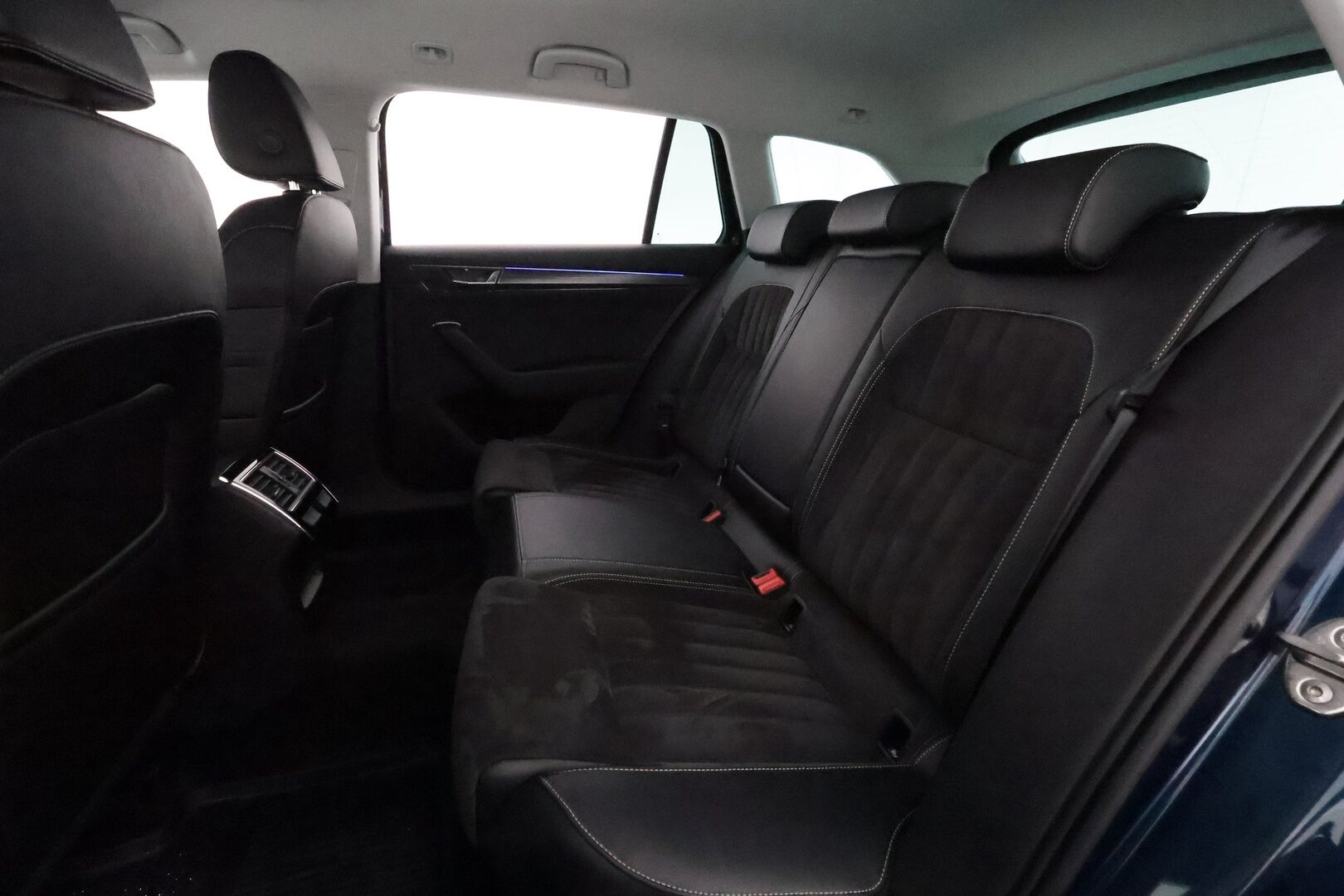 Skoda Superb 2020 Combi 1,4 TSI PHEV Style iV DSG **Webasto / Koukku / ACC / Matrix-LED / P.kamera / Hierova Sportpenkki Muistilla** - 2x Latauskaapelit / Kahdet Renkaat