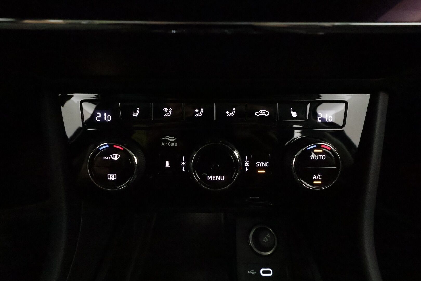 Skoda Superb 2020 Combi 1,4 TSI PHEV Style iV DSG **Webasto / Koukku / ACC / Matrix-LED / P.kamera / Hierova Sportpenkki Muistilla** - 2x Latauskaapelit / Kahdet Renkaat
