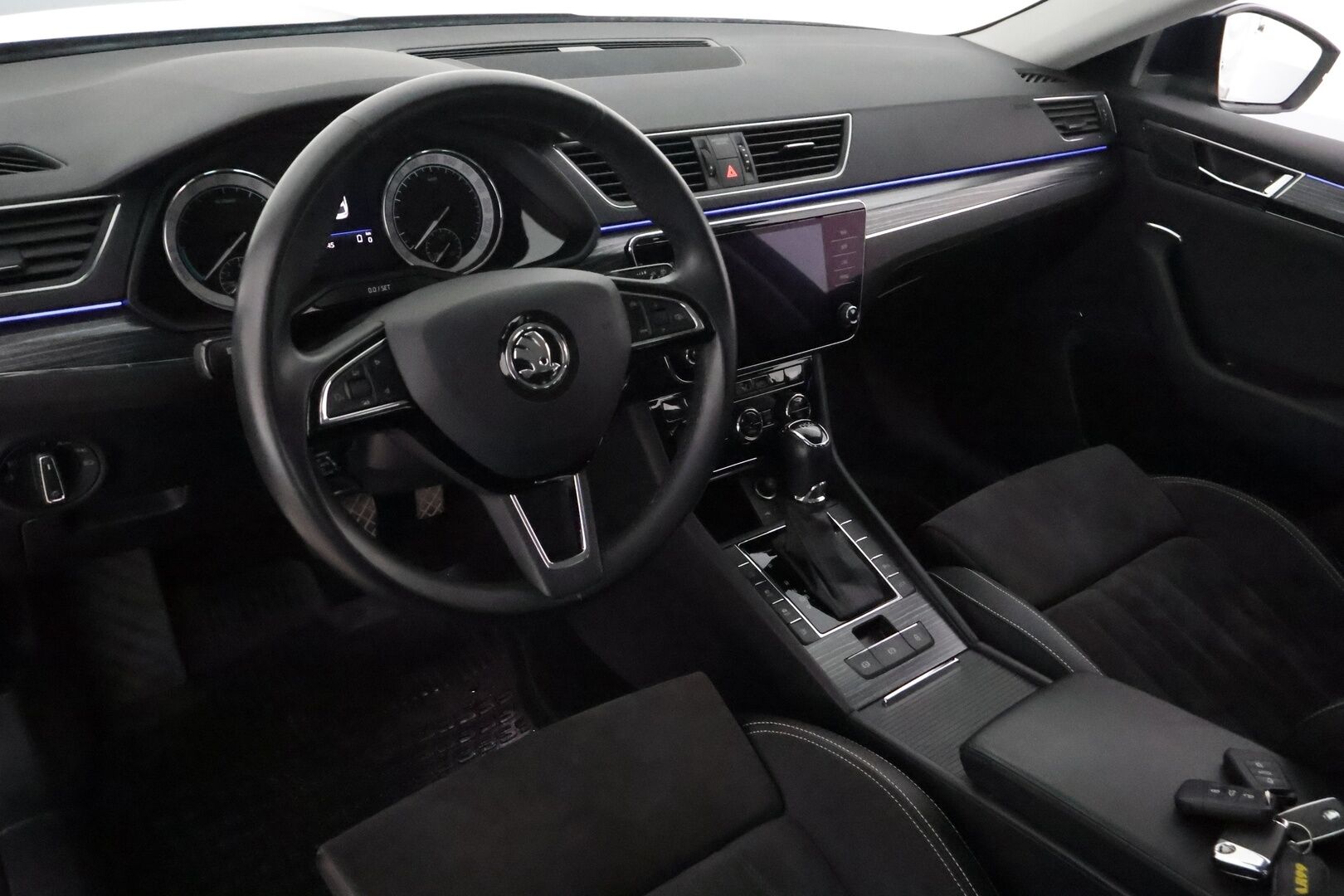 Skoda Superb 2020 Combi 1,4 TSI PHEV Style iV DSG **Webasto / Koukku / ACC / Matrix-LED / P.kamera / Hierova Sportpenkki Muistilla** - 2x Latauskaapelit / Kahdet Renkaat