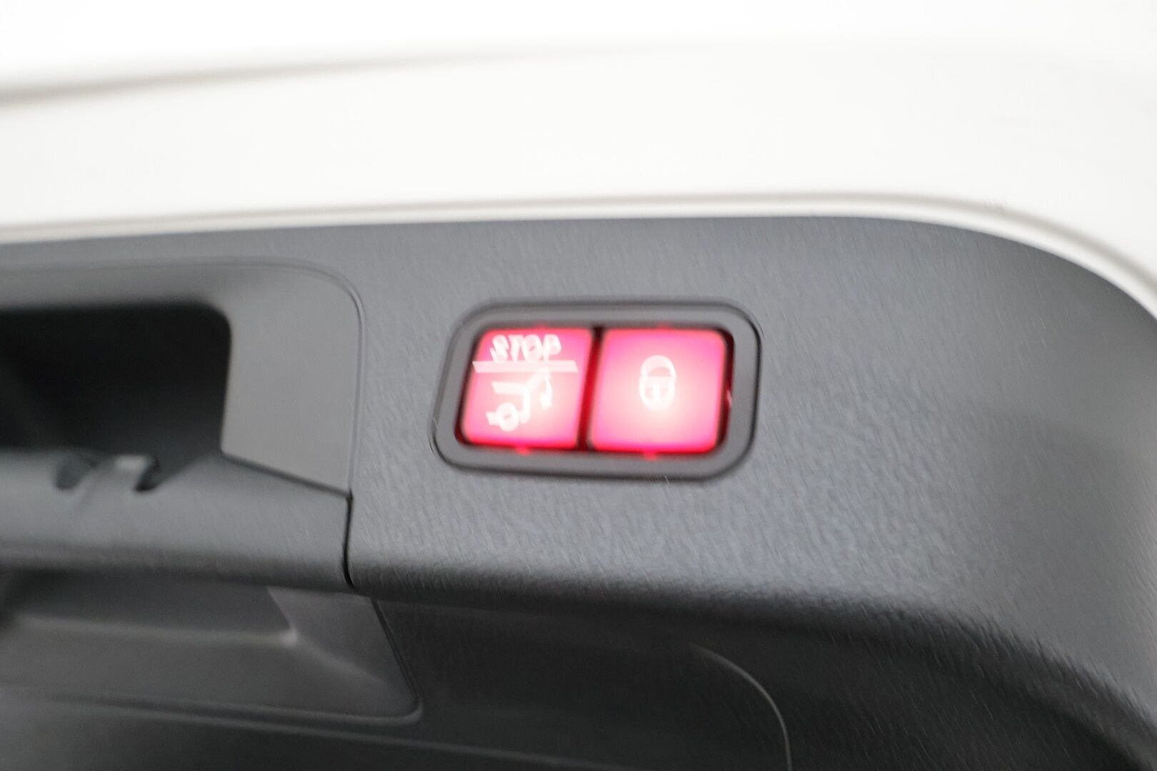 Mercedes-Benz EQC 2022 400 4MATIC Business AMG * Distronic+ / Akkukäyttöinen lisälämmitin / Koukku / Multibeam / 360-kamera * - Kahdet Renkaat