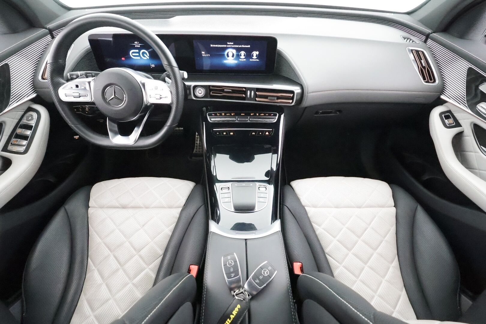 Mercedes-Benz EQC 2022 400 4MATIC Business AMG * Distronic+ / Akkukäyttöinen lisälämmitin / Koukku / Multibeam / 360-kamera * - Kahdet Renkaat