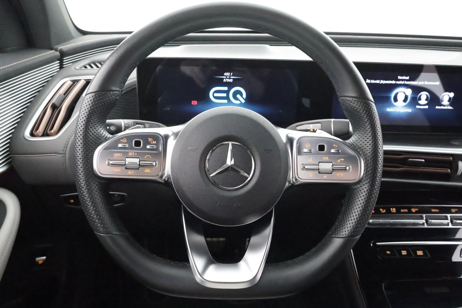 Mercedes-Benz EQC 2022 400 4MATIC Business AMG * Distronic+ / Akkukäyttöinen lisälämmitin / Koukku / Multibeam / 360-kamera * - Kahdet Renkaat