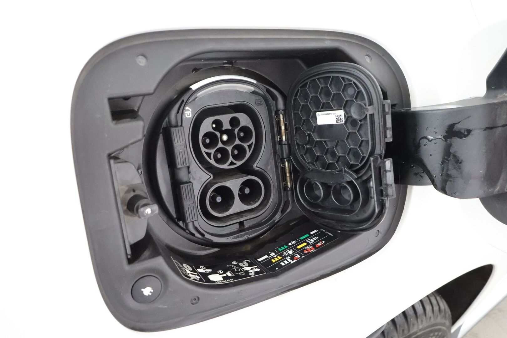 Mercedes-Benz EQC 2022 400 4MATIC Business AMG * Distronic+ / Akkukäyttöinen lisälämmitin / Koukku / Multibeam / 360-kamera * - Kahdet Renkaat