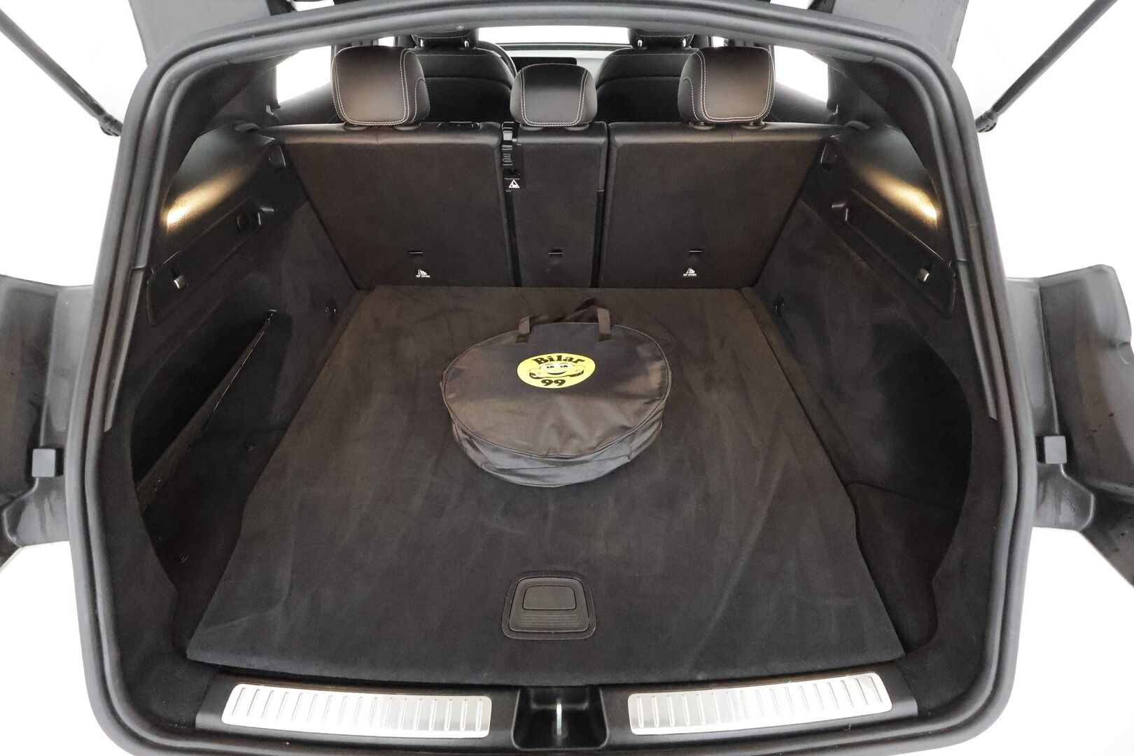 Mercedes-Benz EQC 2022 400 4MATIC Business AMG * Distronic+ / Akkukäyttöinen lisälämmitin / Koukku / Multibeam / 360-kamera * - Kahdet Renkaat