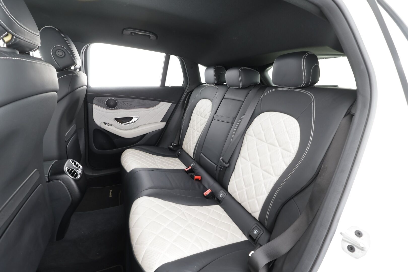 Mercedes-Benz EQC 2022 400 4MATIC Business AMG * Distronic+ / Akkukäyttöinen lisälämmitin / Koukku / Multibeam / 360-kamera * - Kahdet Renkaat