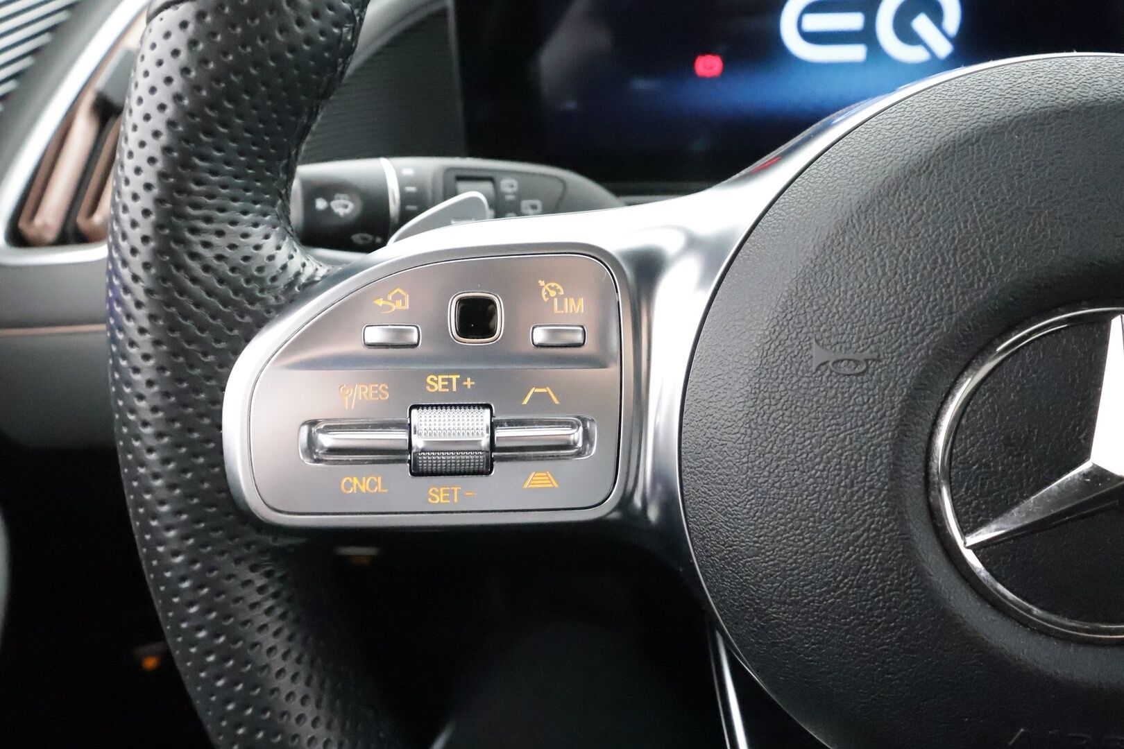 Mercedes-Benz EQC 2022 400 4MATIC Business AMG * Distronic+ / Akkukäyttöinen lisälämmitin / Koukku / Multibeam / 360-kamera * - Kahdet Renkaat