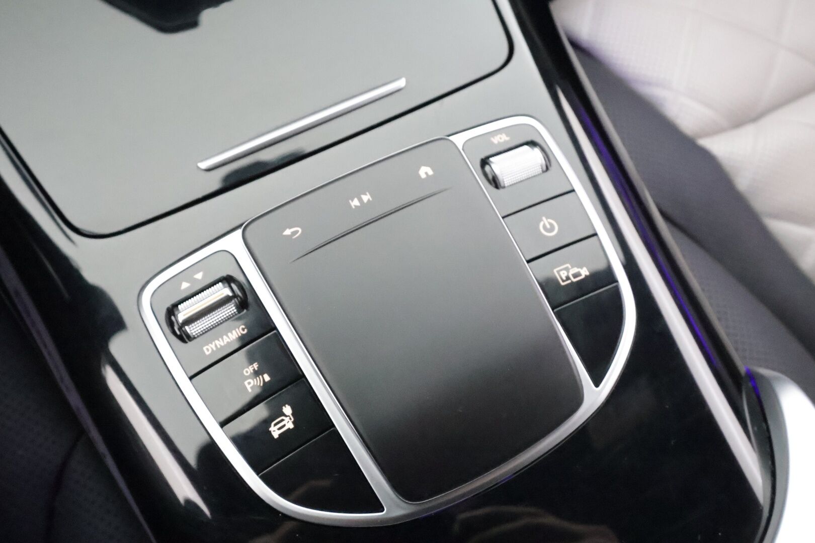 Mercedes-Benz EQC 2022 400 4MATIC Business AMG * Distronic+ / Akkukäyttöinen lisälämmitin / Koukku / Multibeam / 360-kamera * - Kahdet Renkaat