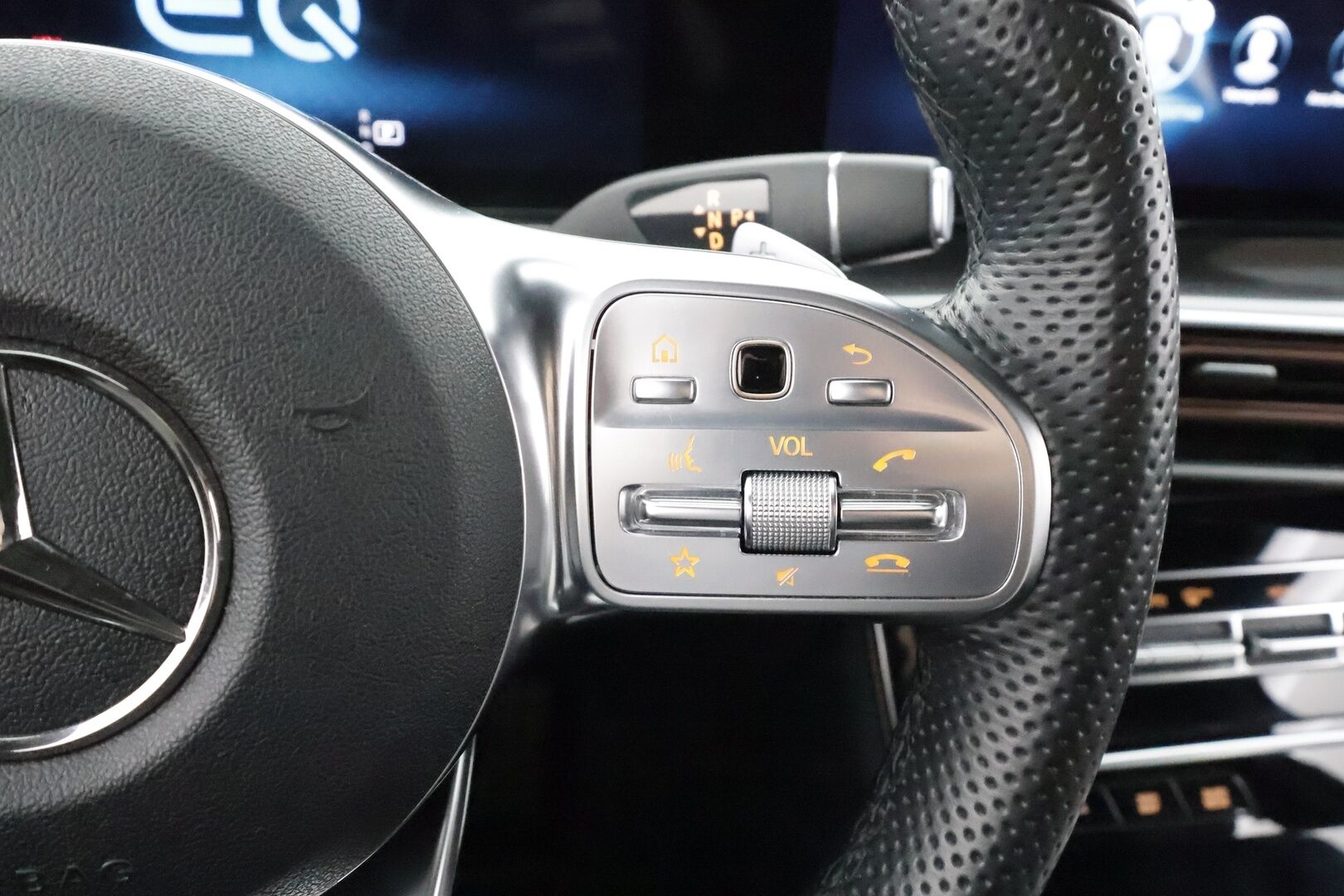 Mercedes-Benz EQC 2022 400 4MATIC Business AMG * Distronic+ / Akkukäyttöinen lisälämmitin / Koukku / Multibeam / 360-kamera * - Kahdet Renkaat