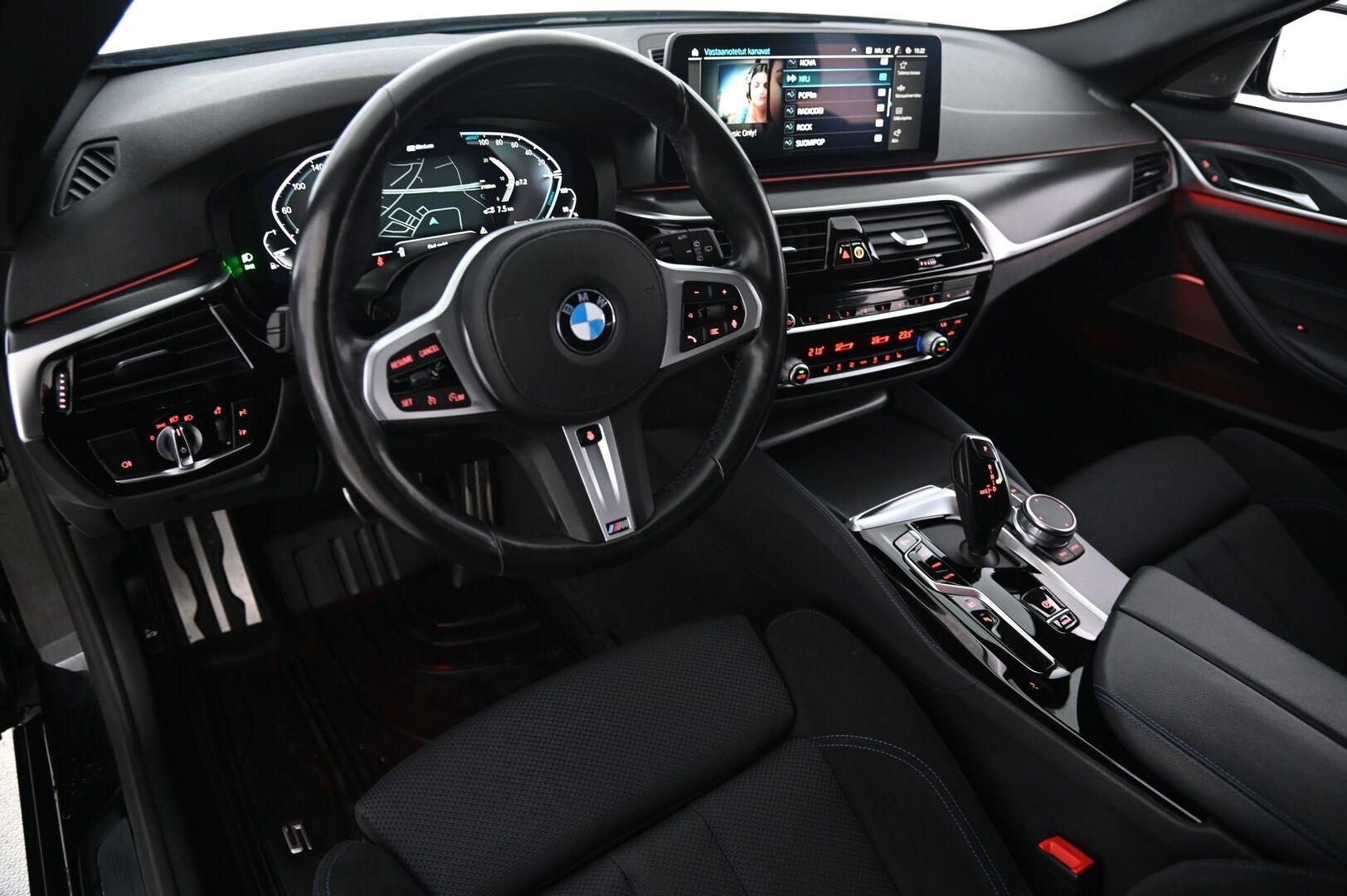 BMW 530 2021 G31 Touring 530e A Charged Edition M-Sport*H&K / Ratinlämmitin / Proff.Navi / Sporttipenkit / Vetokoukku* - *Merkkihuollettu / uudet talvirenkaat / Seuraava katsastus 10/27 / 2x alumiinivanteet*