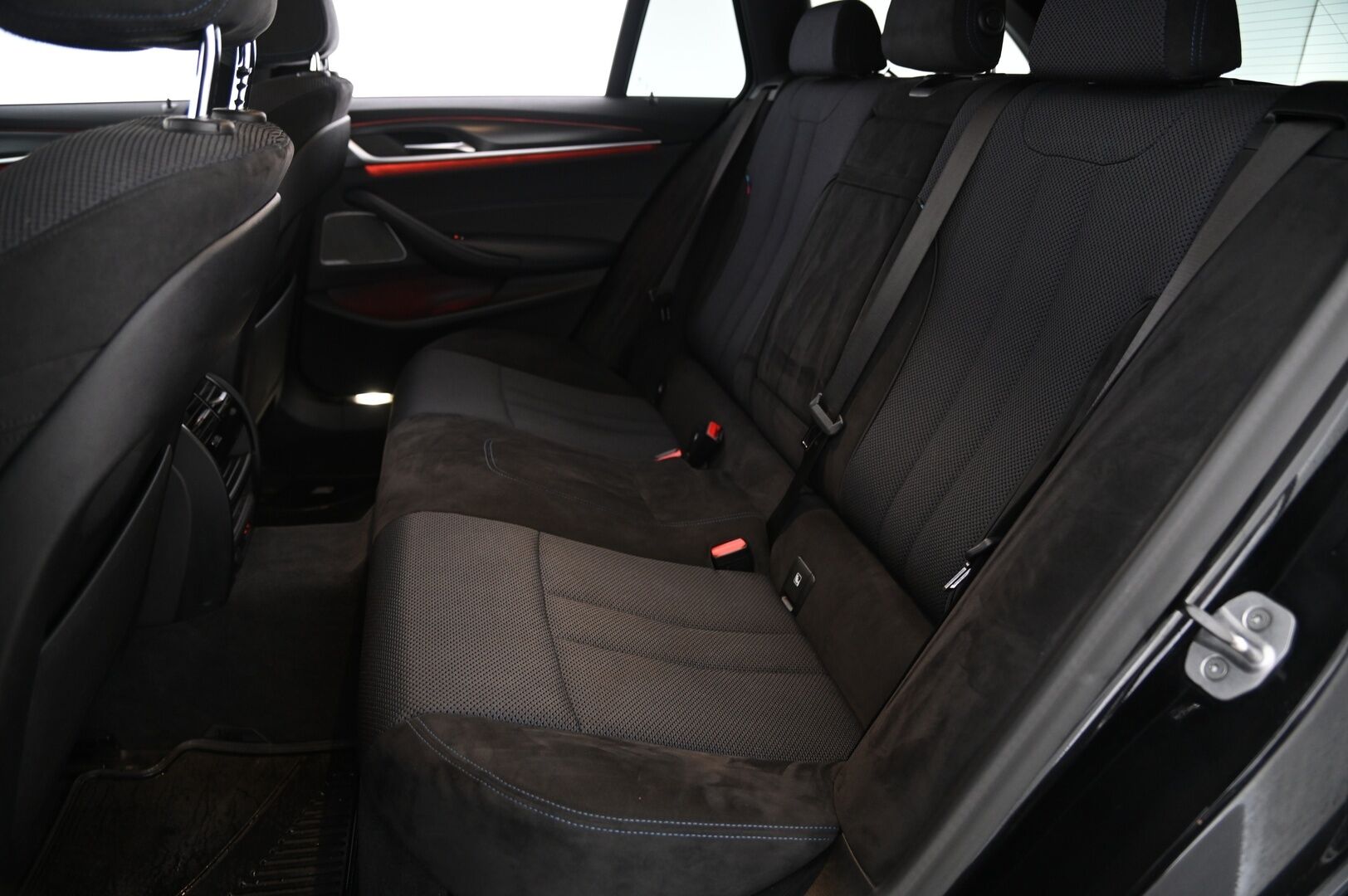 BMW 530 2021 G31 Touring 530e A Charged Edition M-Sport*H&K / Ratinlämmitin / Proff.Navi / Sporttipenkit / Vetokoukku* - *Merkkihuollettu / uudet talvirenkaat / Seuraava katsastus 10/27 / 2x alumiinivanteet*