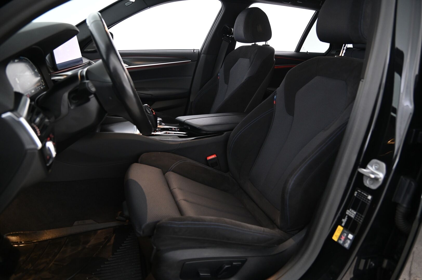 BMW 530 2021 G31 Touring 530e A Charged Edition M-Sport*H&K / Ratinlämmitin / Proff.Navi / Sporttipenkit / Vetokoukku* - *Merkkihuollettu / uudet talvirenkaat / Seuraava katsastus 10/27 / 2x alumiinivanteet*