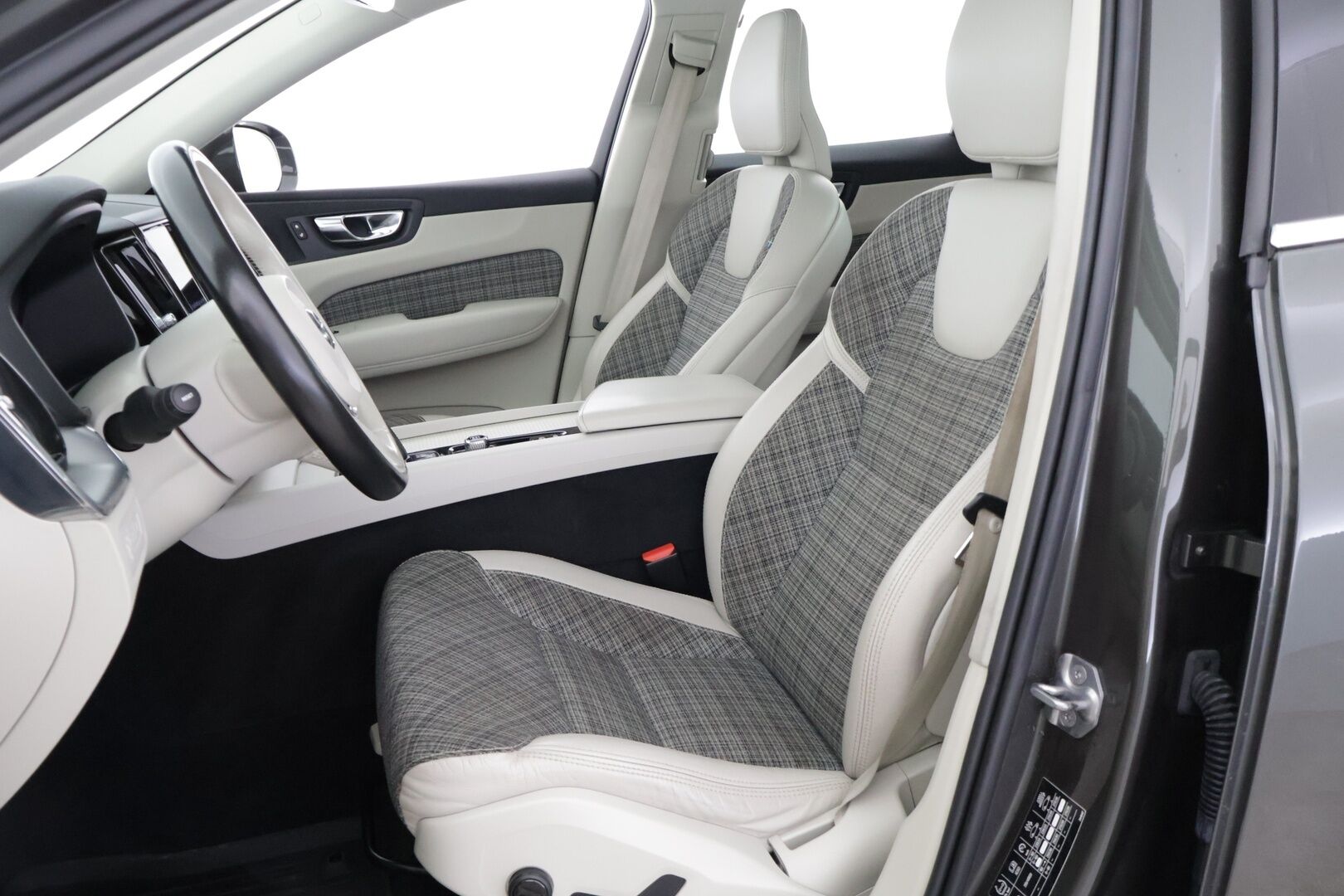 Volvo XC60 2021 T6 AWD Recharge Inscription Expression Aut. *Panoraama / Irrot Koukku / Vaalea Puolinahka* - *Uusi tuulilasi / Näyttävällä sisustalla / Luotettava / Katumaasturi*