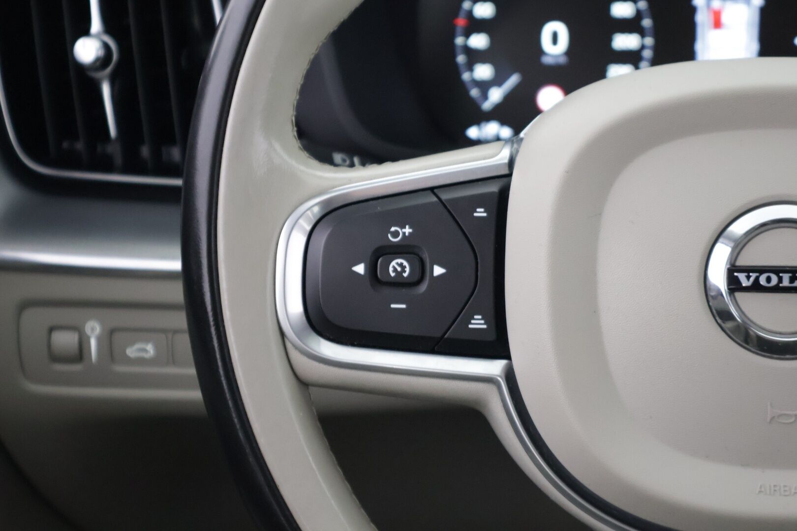 Volvo XC60 2021 T6 AWD Recharge Inscription Expression Aut. *Panoraama / Irrot Koukku / Vaalea Puolinahka* - *Näyttävällä sisustalla / Luotettava / Katumaasturi*