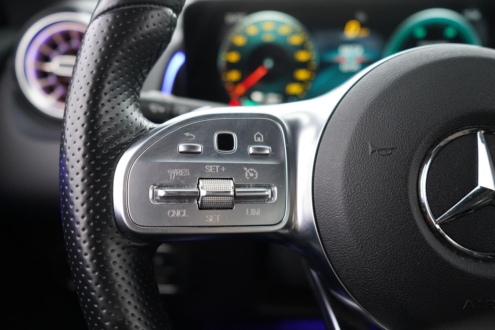 MERCEDES-BENZ EQB 2022 300 4MATIC Business 7P * Widescreen / Vakkari / Puolinahat / Kamera / Navi / Katveavustin* - 3,99 % KORKOTARJOUS TÄHÄN AUTOON - Uudet kesärenkaat / Viimeisin huolto 02/2025 / Seuraava katsastus 2026! 