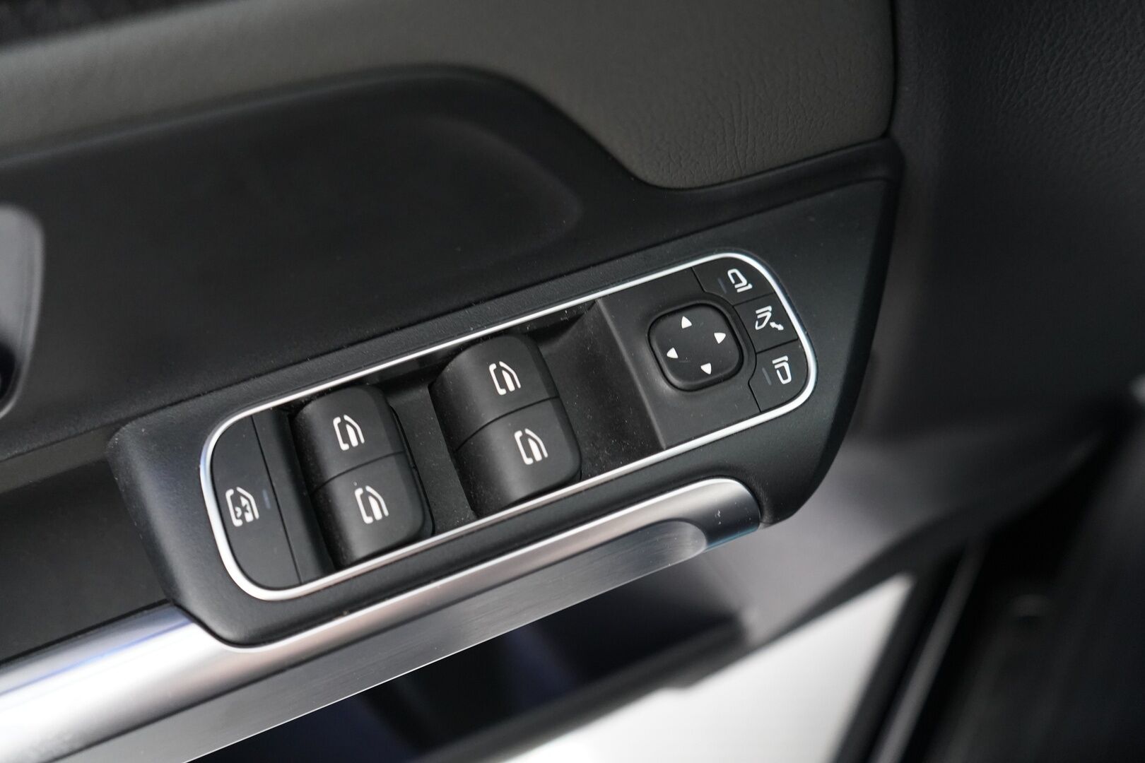 MERCEDES-BENZ EQB 2022 300 4MATIC Business 7P * Widescreen / Vakkari / Puolinahat / Kamera / Navi / Katveavustin* - 3,99% KORKOTARJOUS TÄHÄN AUTOON 21.9. ASTI - Uudet kesärenkaat / Viimeisin huolto 02/2025 / Molemmat laturit!