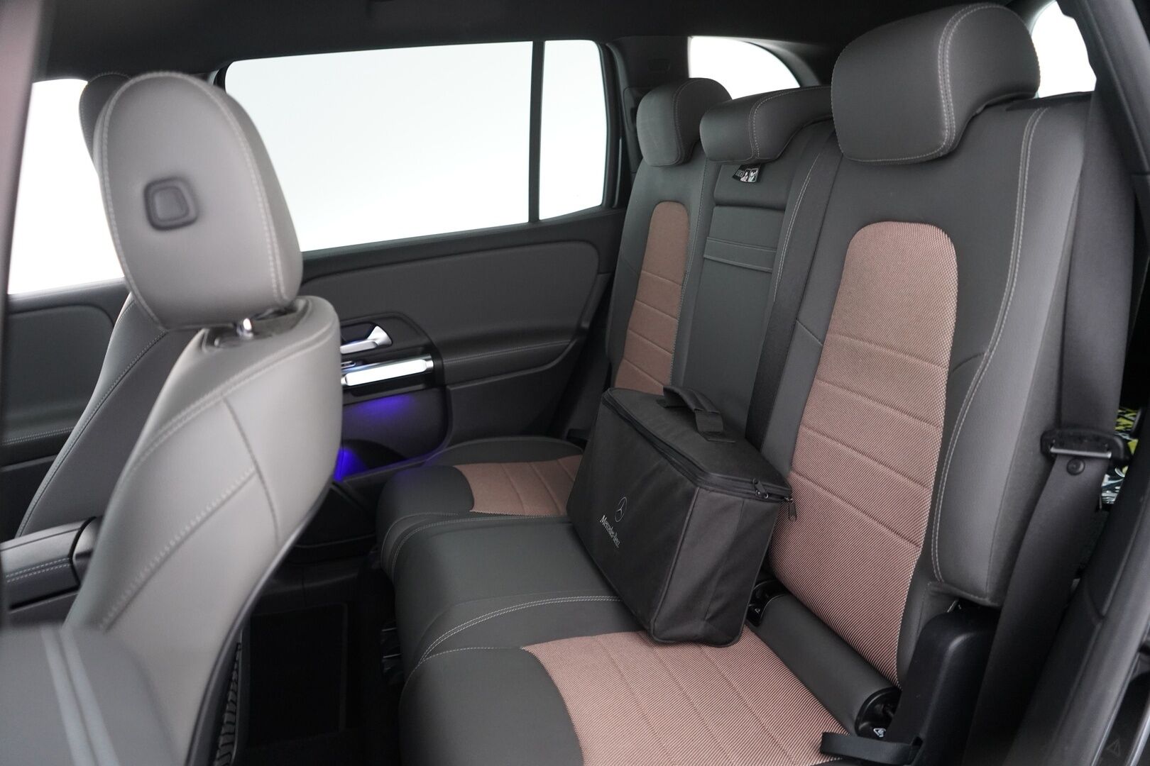 MERCEDES-BENZ EQB 2022 300 4MATIC Business 7P * Widescreen / Vakkari / Puolinahat / Kamera / Navi / Katveavustin* - 3,99 % KORKOTARJOUS TÄHÄN AUTOON - Uudet kesärenkaat / Viimeisin huolto 02/2025 / Seuraava katsastus 2026! 