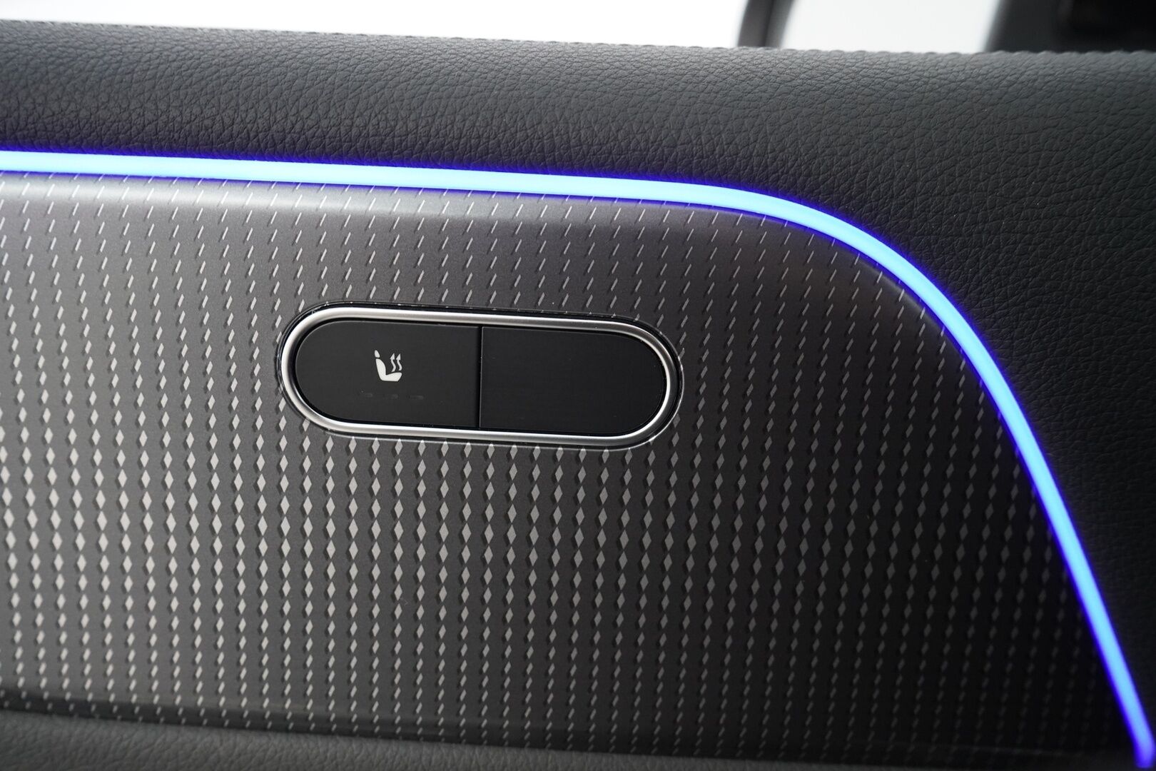 MERCEDES-BENZ EQB 2022 300 4MATIC Business 7P * Widescreen / Vakkari / Puolinahat / Kamera / Navi / Katveavustin* - Uudet kesärenkaat / Viimeisin huolto 01/2026 / 2x Latauskaapelit