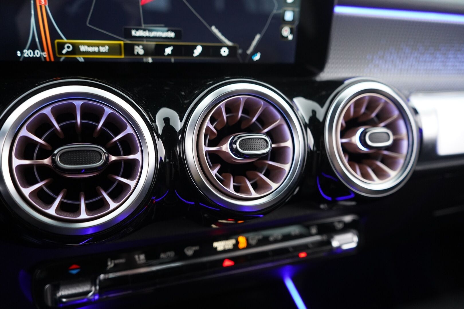 MERCEDES-BENZ EQB 2022 300 4MATIC Business 7P * Widescreen / Vakkari / Puolinahat / Kamera / Navi / Katveavustin* - Uudet kesärenkaat / Viimeisin huolto 01/2026 / 2x Latauskaapelit