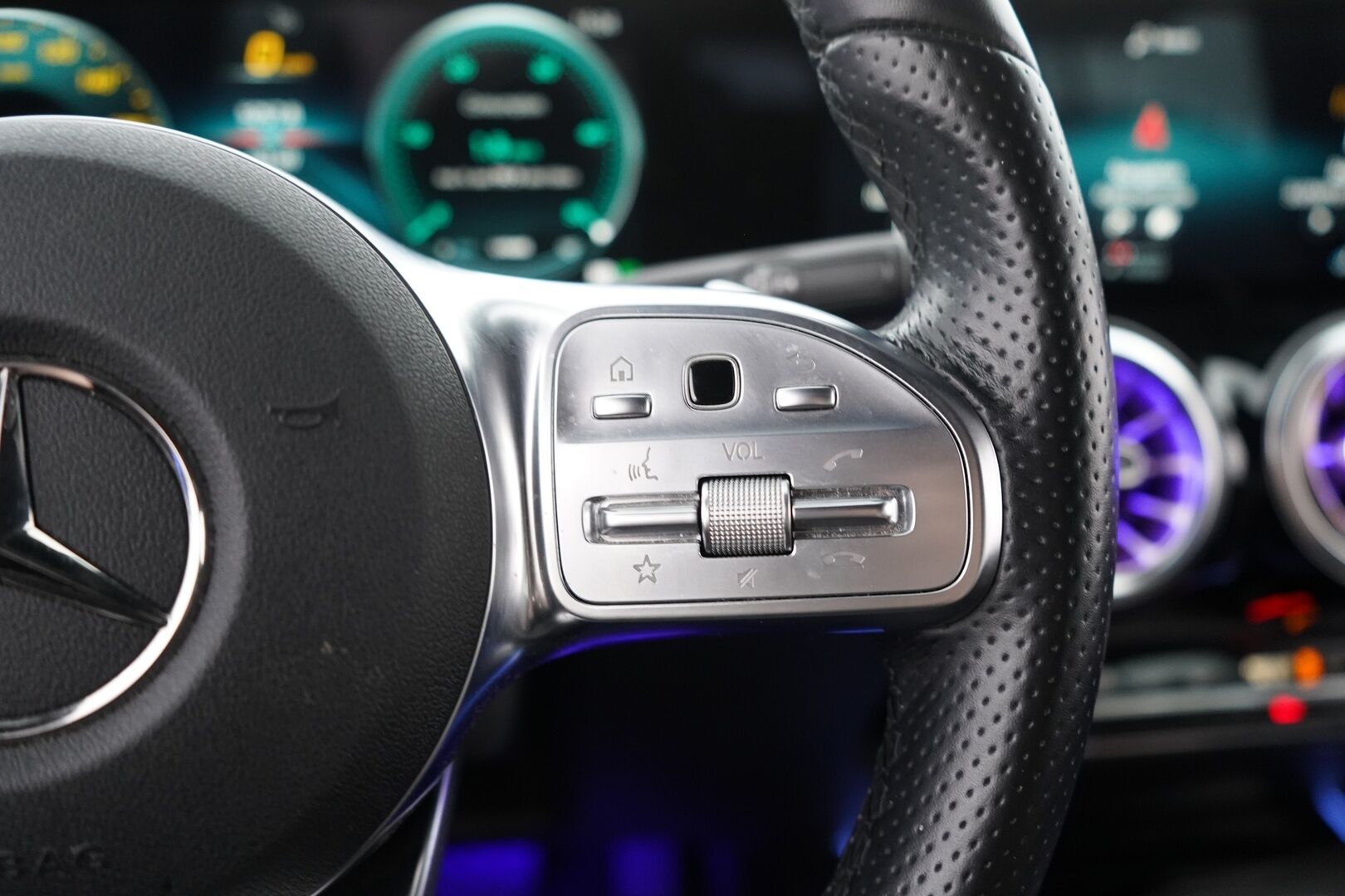 MERCEDES-BENZ EQB 2022 300 4MATIC Business 7P * Widescreen / Vakkari / Puolinahat / Kamera / Navi / Katveavustin* - Uudet kesärenkaat / Viimeisin huolto 01/2026 / 2x Latauskaapelit