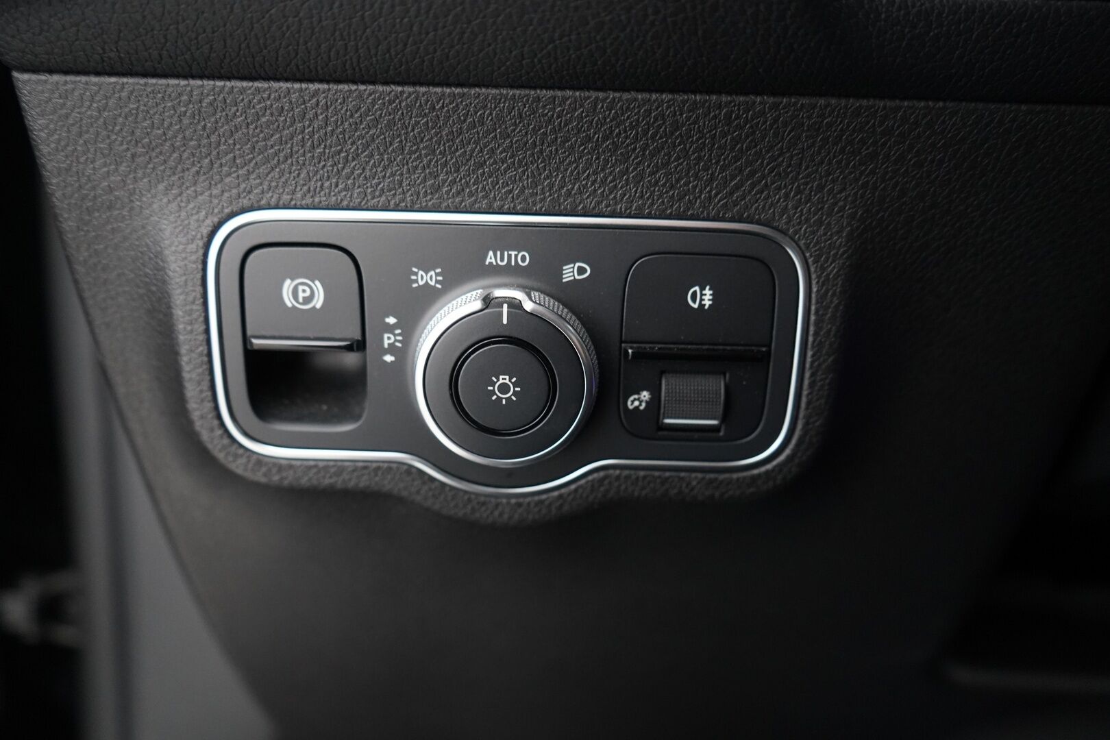MERCEDES-BENZ EQB 2022 300 4MATIC Business 7P * Widescreen / Vakkari / Puolinahat / Kamera / Navi / Katveavustin* - 3,99 % KORKOTARJOUS TÄHÄN AUTOON - Uudet kesärenkaat / Viimeisin huolto 02/2025 / Seuraava katsastus 2026! 