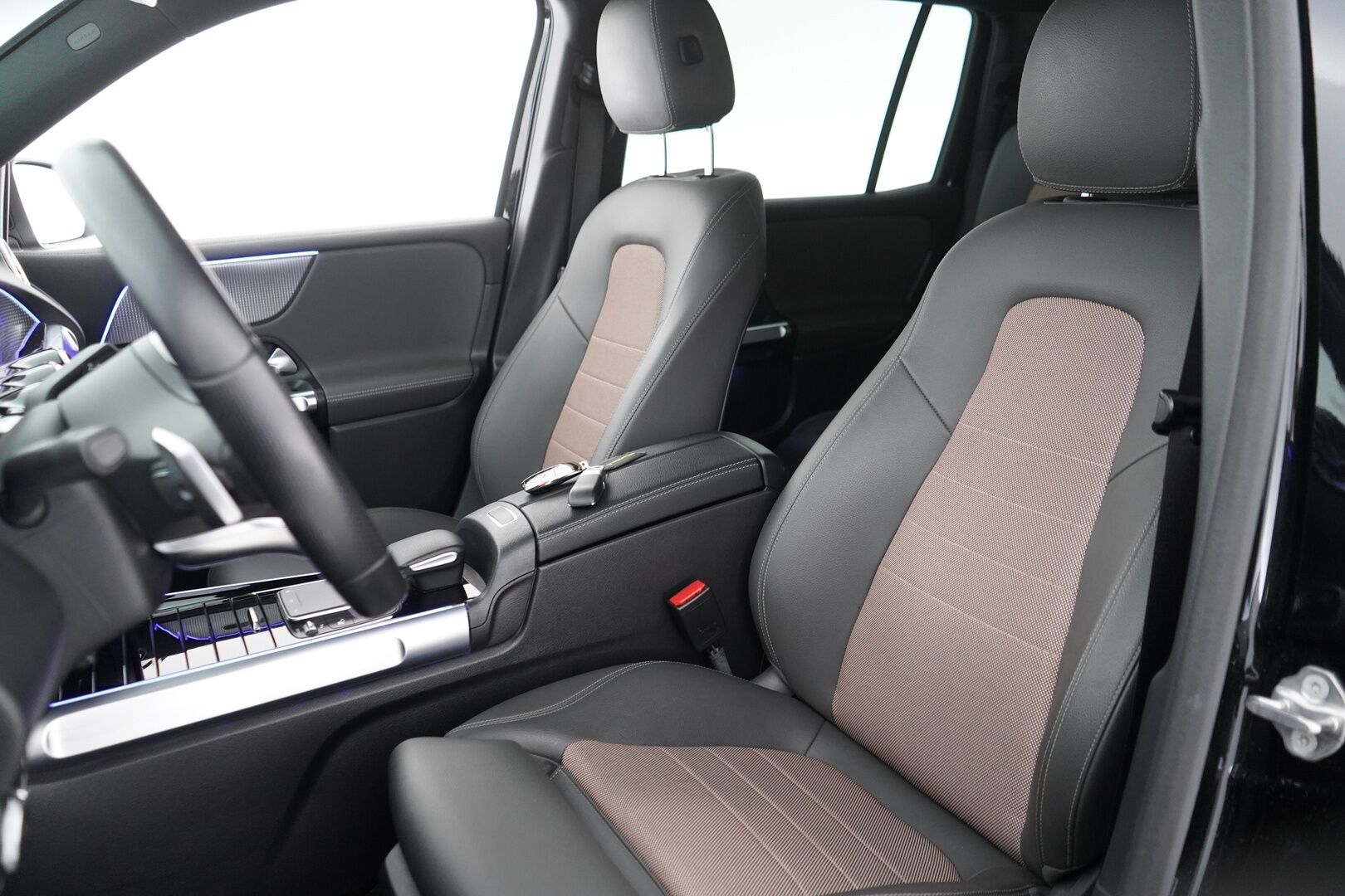 MERCEDES-BENZ EQB 2022 300 4MATIC Business 7P * Widescreen / Vakkari / Puolinahat / Kamera / Navi / Katveavustin* - 3,99 % KORKOTARJOUS TÄHÄN AUTOON - Uudet kesärenkaat / Viimeisin huolto 02/2025 / Seuraava katsastus 2026! 