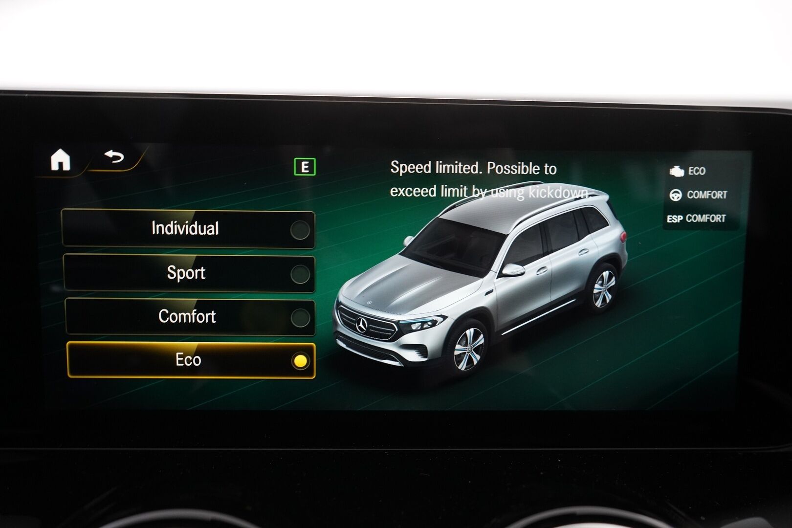 MERCEDES-BENZ EQB 2022 300 4MATIC Business 7P * Widescreen / Vakkari / Puolinahat / Kamera / Navi / Katveavustin* - 3,99 % KORKOTARJOUS TÄHÄN AUTOON - Uudet kesärenkaat / Viimeisin huolto 02/2025 / Seuraava katsastus 2026! 