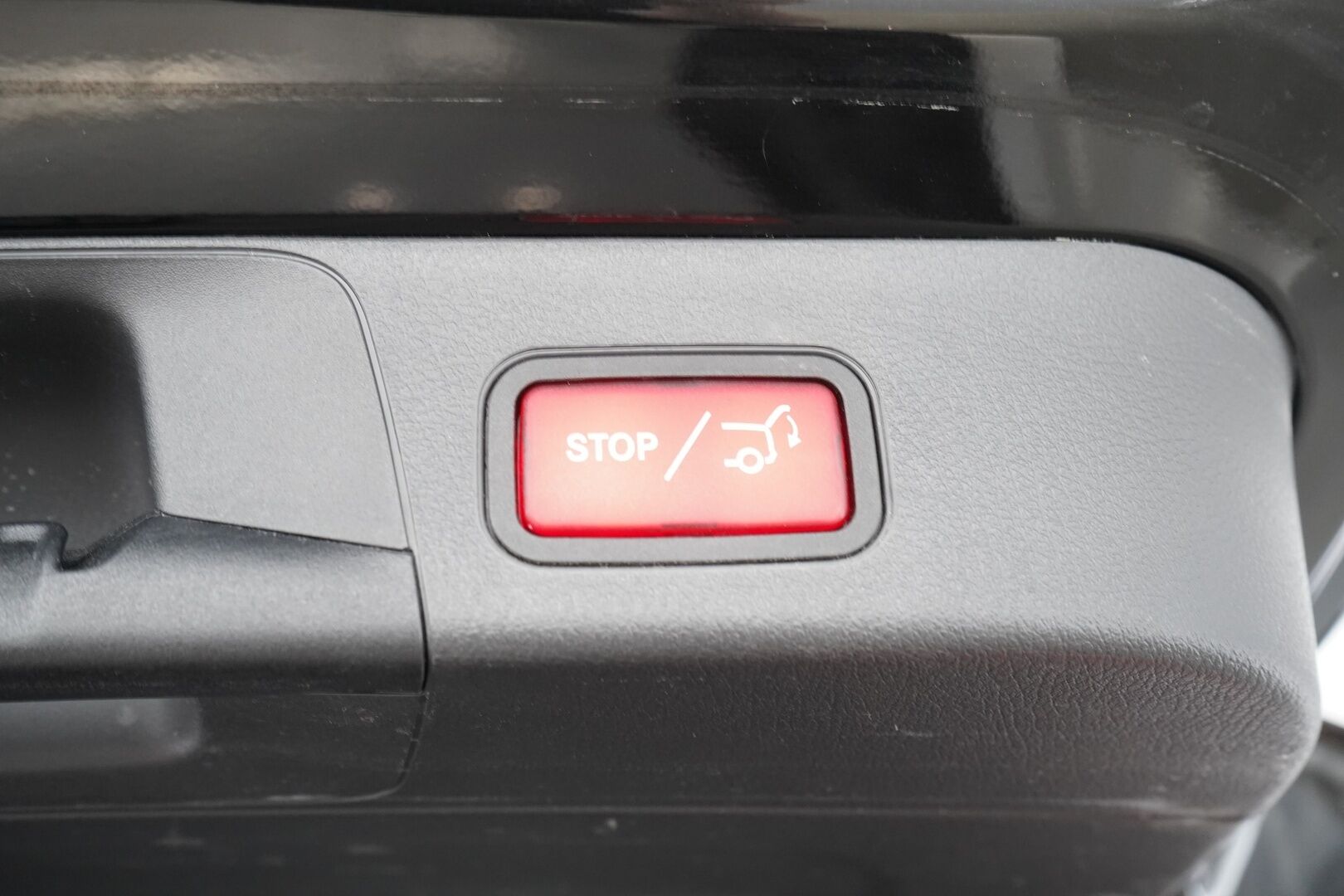 MERCEDES-BENZ EQB 2022 300 4MATIC Business 7P * Widescreen / Vakkari / Puolinahat / Kamera / Navi / Katveavustin* - Uudet kesärenkaat / Viimeisin huolto 01/2026 / 2x Latauskaapelit