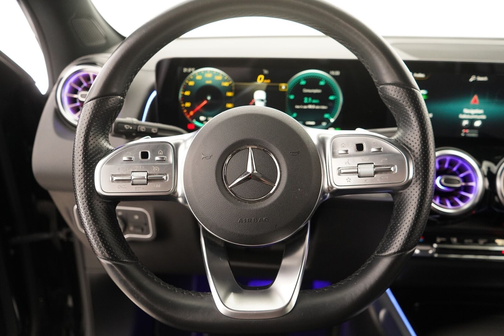 MERCEDES-BENZ EQB 2022 300 4MATIC Business 7P * Widescreen / Vakkari / Puolinahat / Kamera / Navi / Katveavustin* - 3,99 % KORKOTARJOUS TÄHÄN AUTOON - Uudet kesärenkaat / Viimeisin huolto 02/2025 / Seuraava katsastus 2026! 