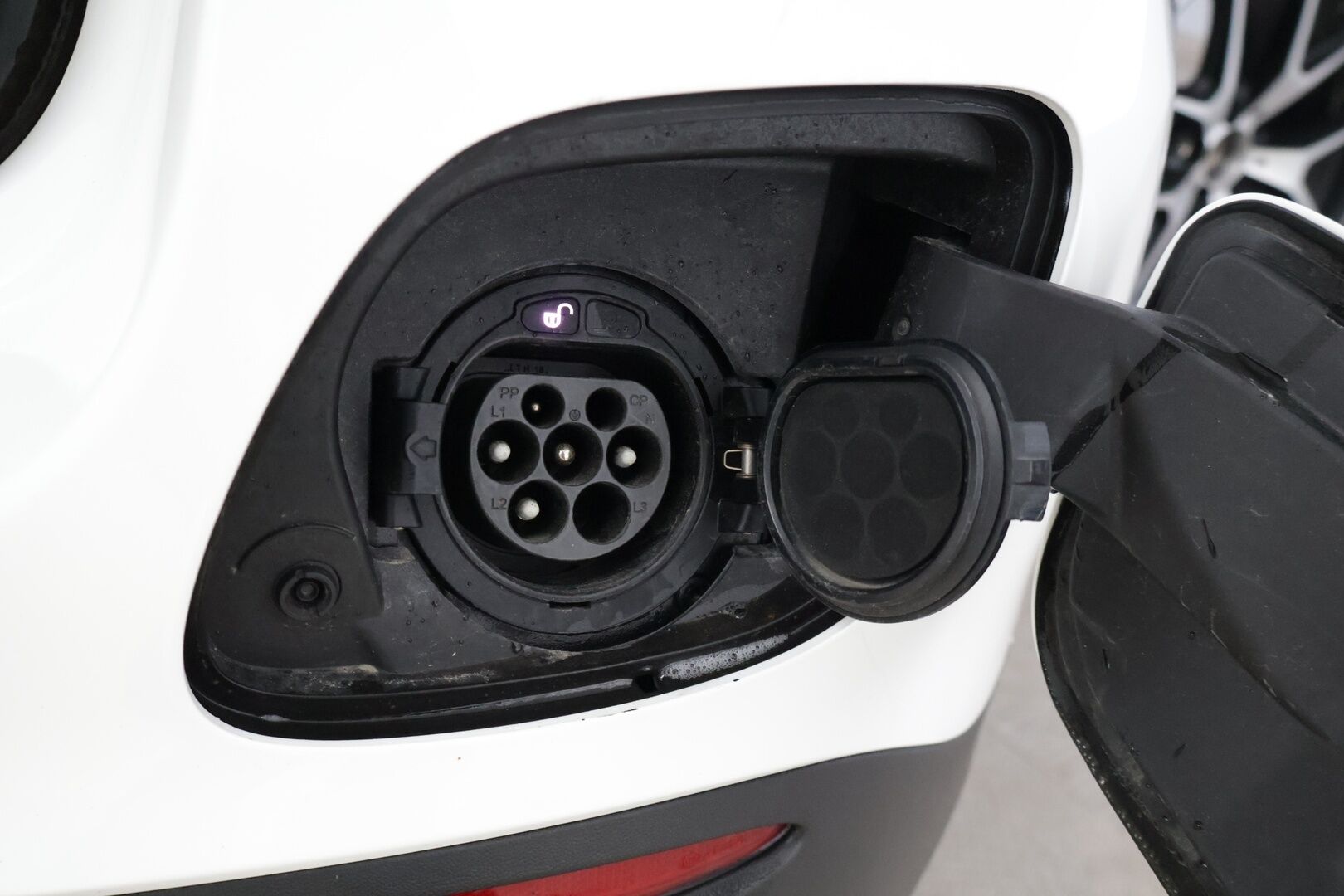 MERCEDES-BENZ GLC 2021 300 e 4MATIC A Business AMG EQ Power *Hierovat&Ilmastoidut Muistipenkit / Digimittaristo / HUD / 360° Kamera / Burmester / Multibeam-LED / KeylessGo / Koukku* - Todella hyvät varusteet!