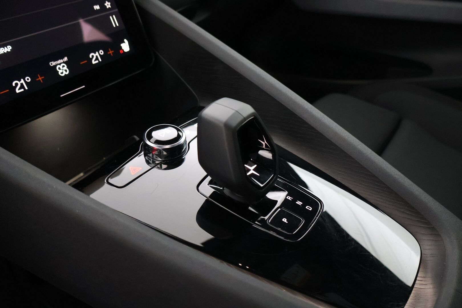 POLESTAR 2 2021 Long Range Launch Edition 300KW | 78kWh *Adapt.Vakkari / Muistipenkki / HarmanKardon / 360° Kamera / Lasikatto / Katveavustin / KeylessGo / Pixel-LED* - 2x Renkaat ja vanteet / Juuri huollettu / Pinnoite /  Ajamattomat kesärenkaat - HULLU BLACKWEEK KORKOTARJOUS 2,49%