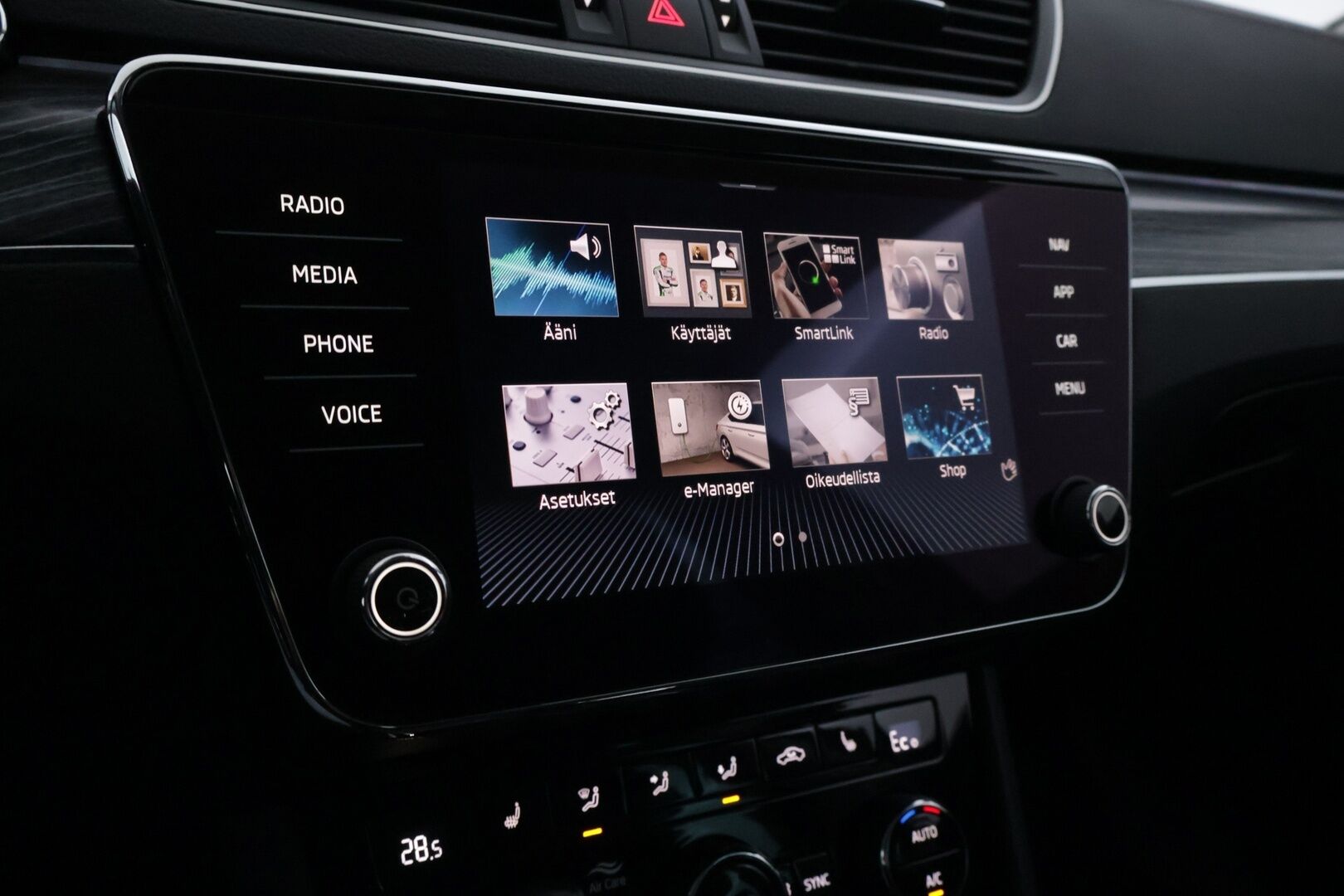 SKODA SUPERB 2021 1,4 TSI PHEV Style iV DSG Aut. * ACC / Webasto / Muistipenkki / Canton / Kaistavahti / KeylessGo / P.Kamera / Koukku * - Uudet kesärenkaat / Upea Metalliväri / Siistikuntoinen! - HULLUT AVAJAISHULINAT KORKOTARJOUS 3,29 %