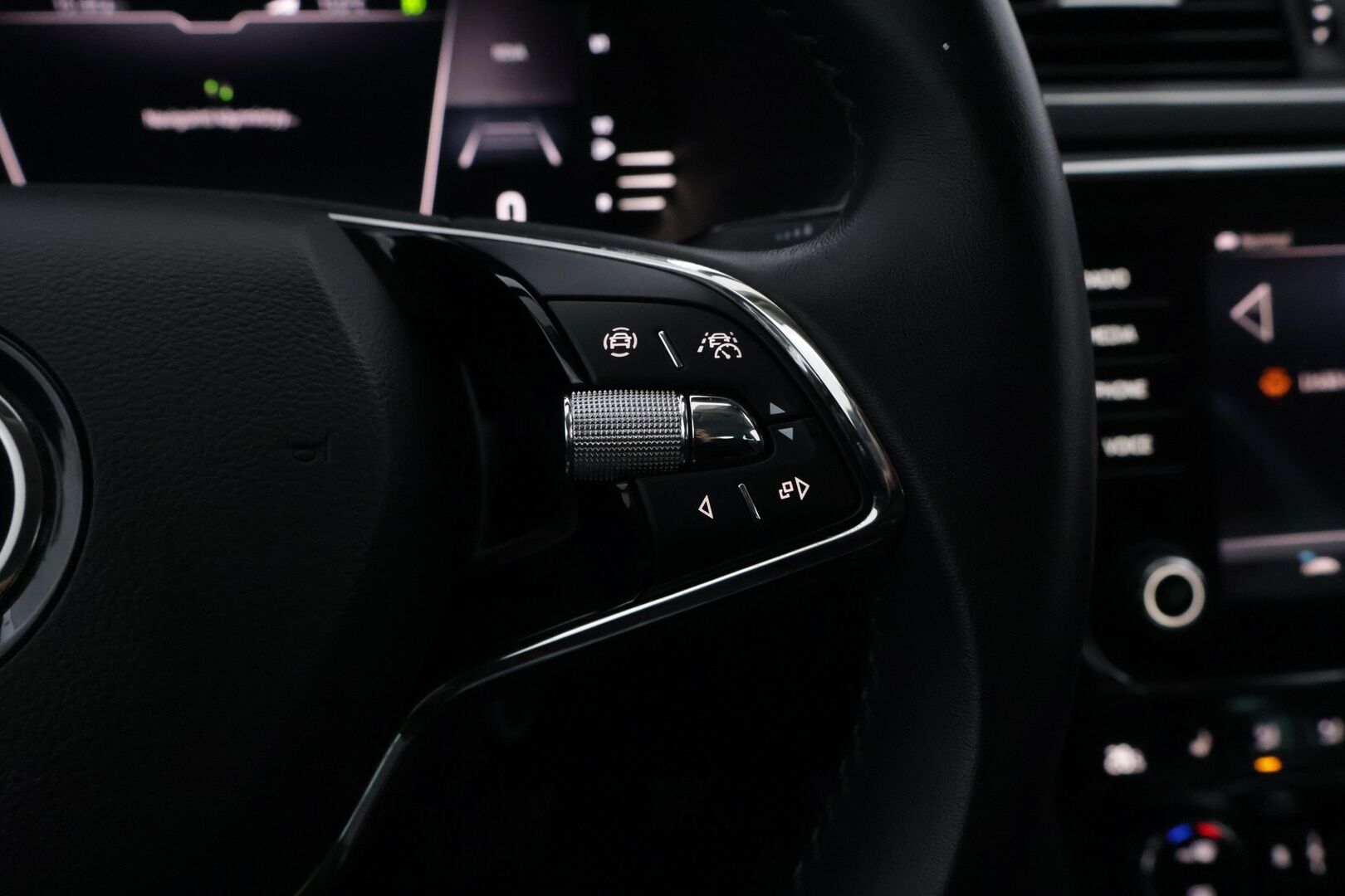 SKODA SUPERB 2021 1,4 TSI PHEV Style iV DSG Aut. * ACC / Webasto / Muistipenkki / Canton / Kaistavahti / KeylessGo / P.Kamera / Koukku * - Uudet kesärenkaat / Upea Metalliväri / Siistikuntoinen!