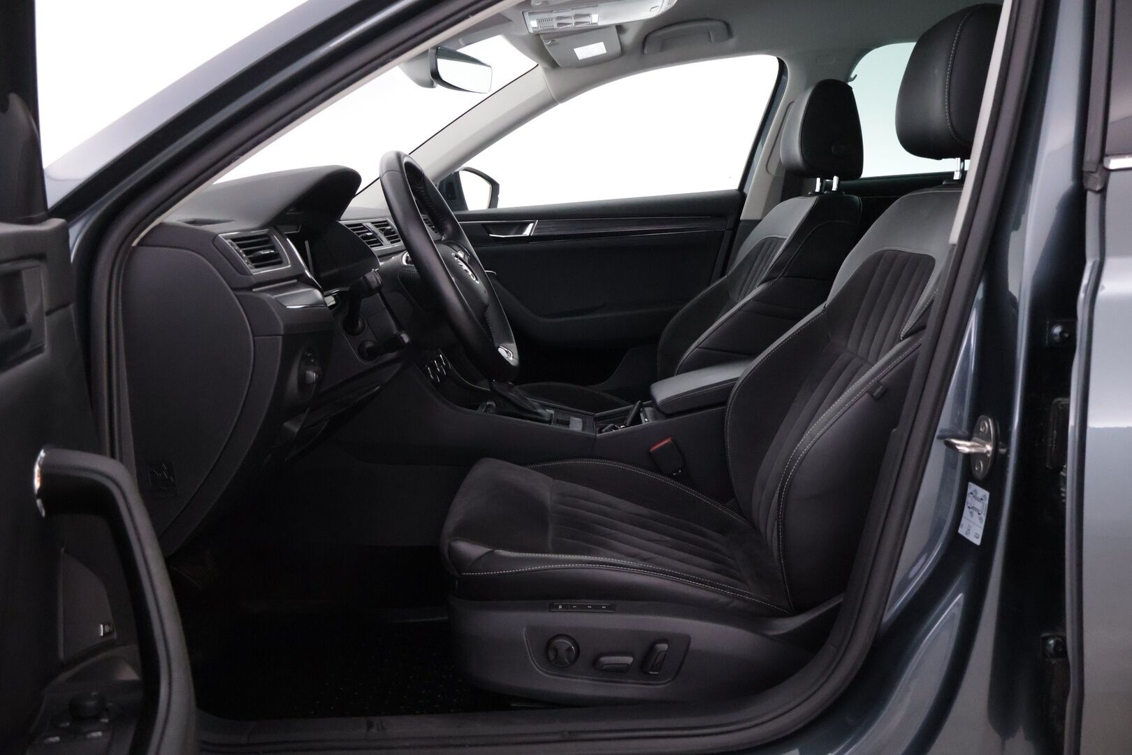 SKODA SUPERB 2021 1,4 TSI PHEV Style iV DSG Aut. * ACC / Webasto / Muistipenkki / Canton / Kaistavahti / KeylessGo / P.Kamera / Koukku * - Uudet kesärenkaat / Upea Metalliväri / Siistikuntoinen! - HULLUT AVAJAISHULINAT KORKOTARJOUS 3,29 %