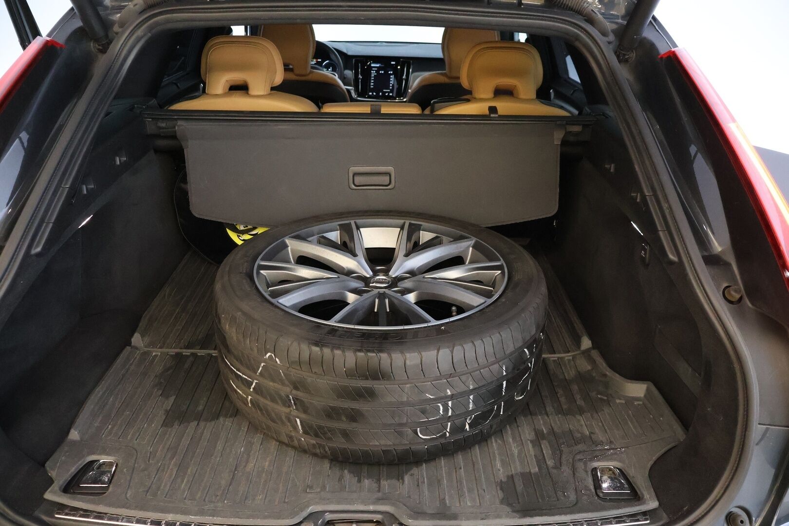 Volvo V90 2020 T8 Recharge AWD Inscription *Adapt.Vakkari / Panorama / H&K / Sporttinahat / Muistipenkki / P.Kamera / Navi / Keyless* - *Lisävalot maskin takana / Näyttävä yksilö / Hyvin pidetty!*