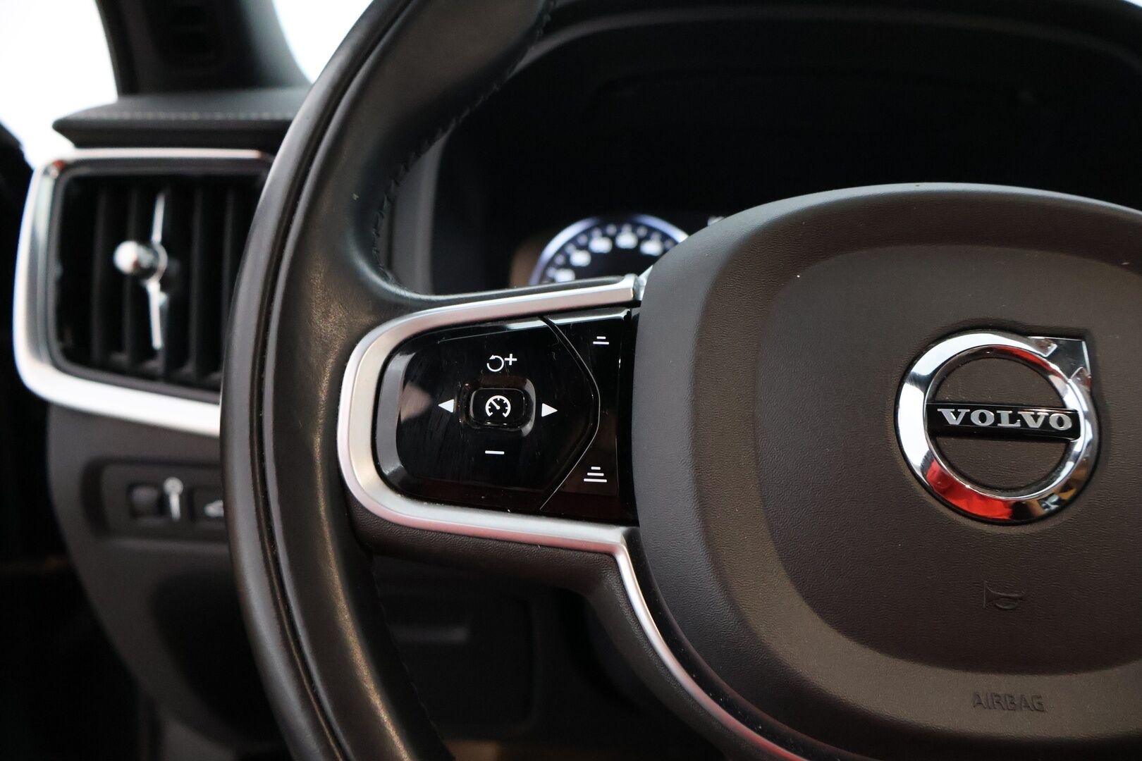 Volvo V90 2020 T8 Recharge AWD Inscription *Adapt.Vakkari / Panorama / H&K / Sporttinahat / Muistipenkki / P.Kamera / Navi / Keyless* - *Lisävalot maskin takana / Näyttävä yksilö / Hyvin pidetty!*