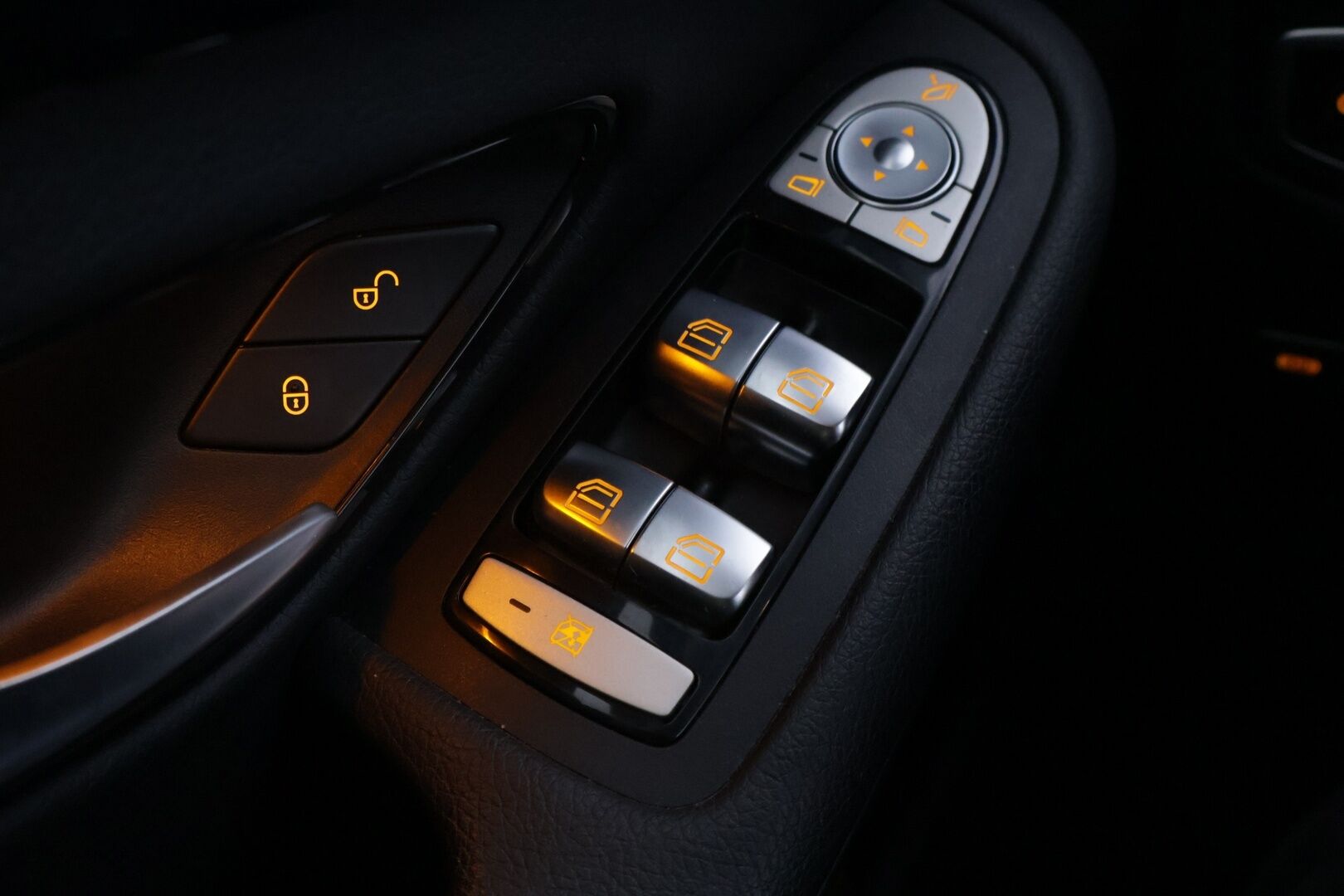 MERCEDES-BENZ C 2020 300 e T Avantgarde EQ Power *ACC / Burmester / Multibeam LED / Vetokoukku / Sporttipenkit / Keyless* - Vetokoukku / Kahdet Mersun vanteet / Hyvä huoltohistoria