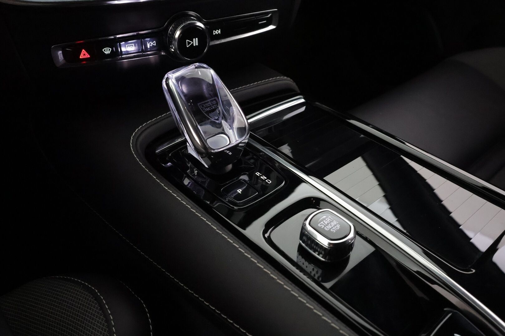 Volvo V60 2024 T8 AWD Long Range High Performance Plus Dark aut. - | ACC | Sporttipenkit muistilla | Puolinahat | Full-LED Active | P.kamera | BLIS | Pilot Assist | Keyless | Lämm. ratti | 1-om suomiauto | 2x renkaat aluin | 