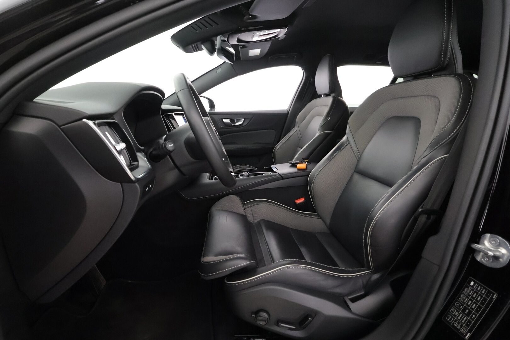 Volvo V60 2024 T8 AWD Long Range High Performance Plus Dark aut. - | ACC | Sporttipenkit muistilla | Puolinahat | Full-LED Active | P.kamera | BLIS | Pilot Assist | Keyless | Lämm. ratti | 1-om suomiauto | 2x renkaat aluin | 