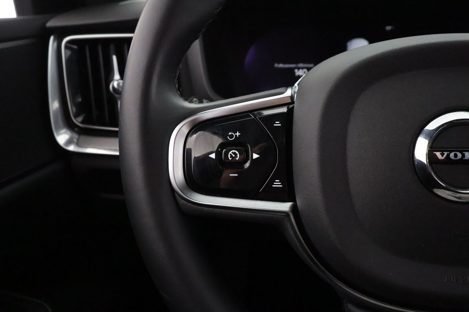 Volvo V60 2024 T8 AWD Long Range High Performance Plus Dark aut. - | ACC | Sporttipenkit muistilla | Puolinahat | Full-LED Active | P.kamera | BLIS | Pilot Assist | Keyless | Lämm. ratti | 1-om suomiauto | 2x renkaat aluin | 