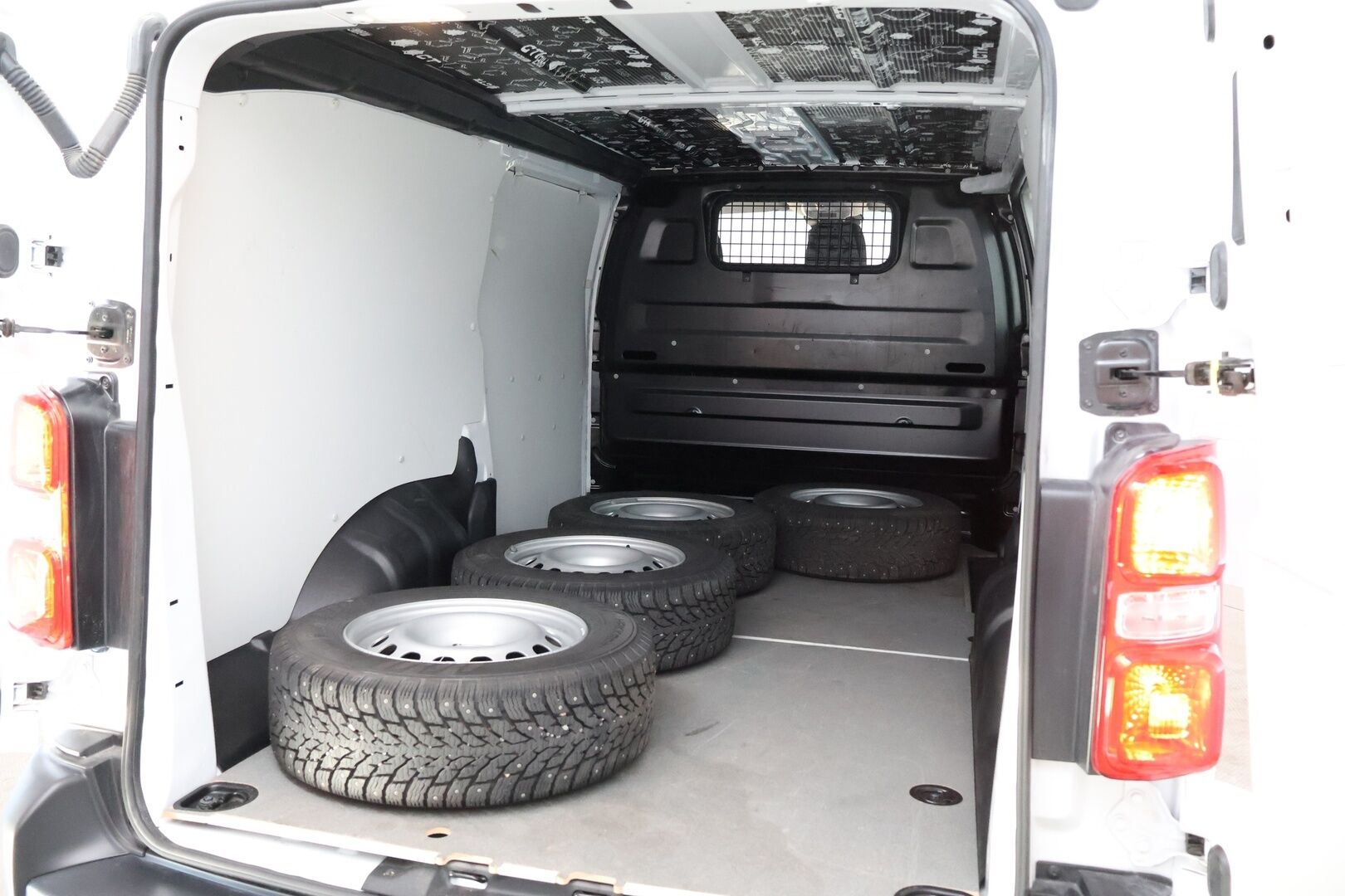 Toyota Proace 2024 2.0D L2 145 Base automaatti 4-ovinen - 3,99 % KORKOTARJOUS TÄHÄN AUTOON - ALV / Webasto / Vetokoukku / Vakkari / Peruutustutka / Bluetooth / Vaihtoehto uudelle!