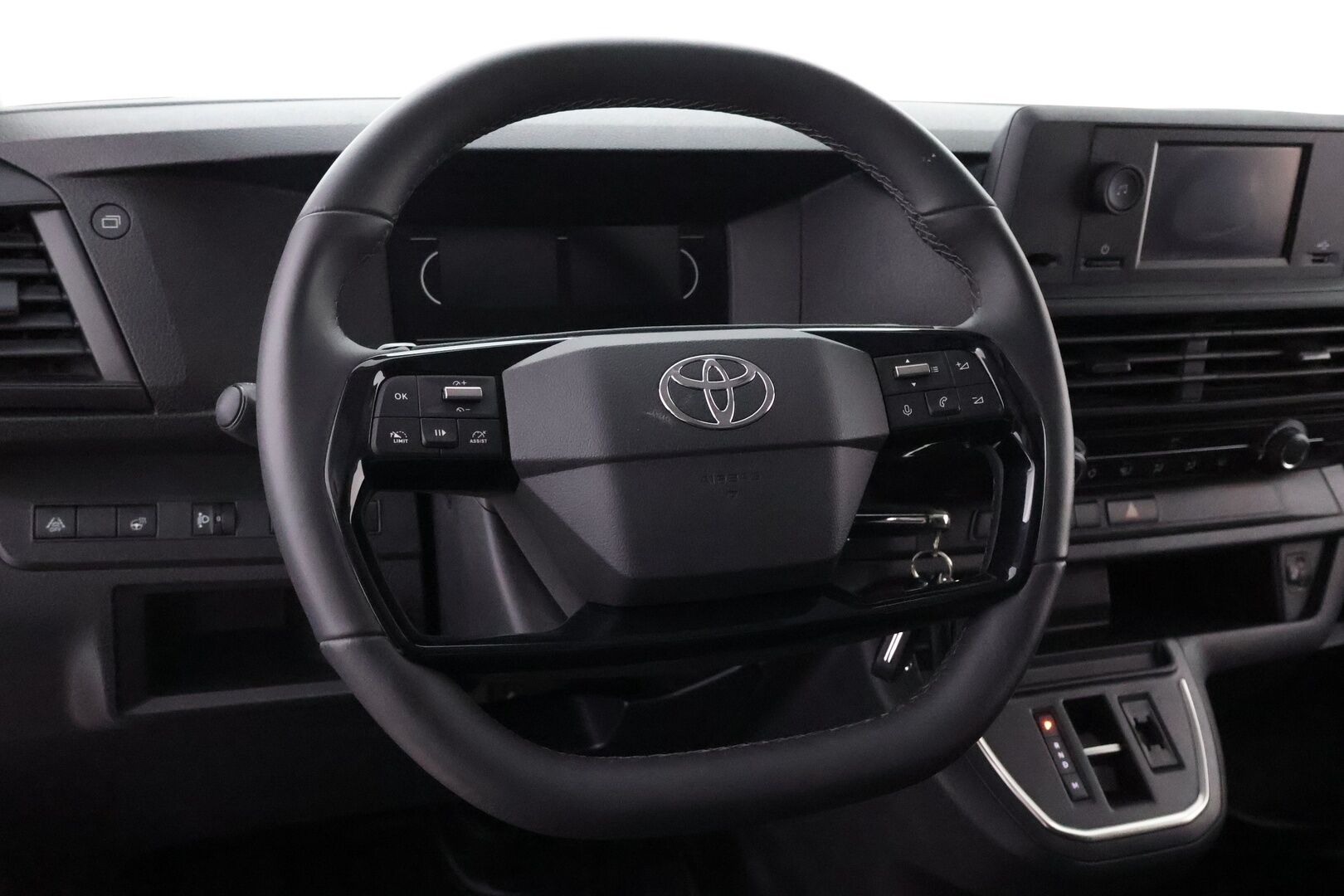 Toyota Proace 2024 2.0D L2 145 Base automaatti 4-ovinen - 3,99 % KORKOTARJOUS TÄHÄN AUTOON - ALV / Webasto / Vetokoukku / Vakkari / Peruutustutka / Bluetooth / Vaihtoehto uudelle!