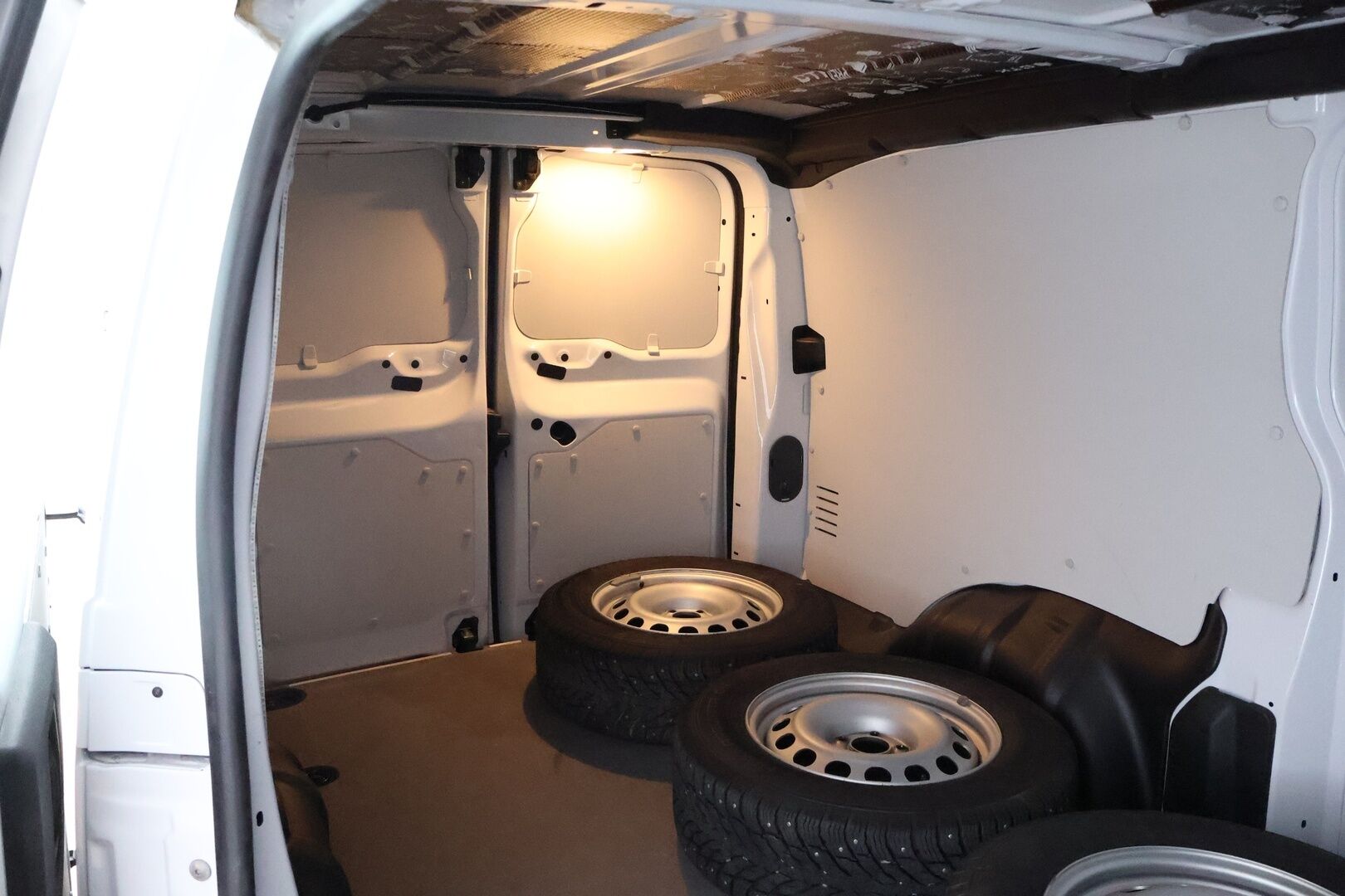 Toyota Proace 2024 2.0D L2 145 Base automaatti 4-ovinen - 3,99 % KORKOTARJOUS TÄHÄN AUTOON - ALV / Webasto / Vetokoukku / Vakkari / Peruutustutka / Bluetooth / Vaihtoehto uudelle!